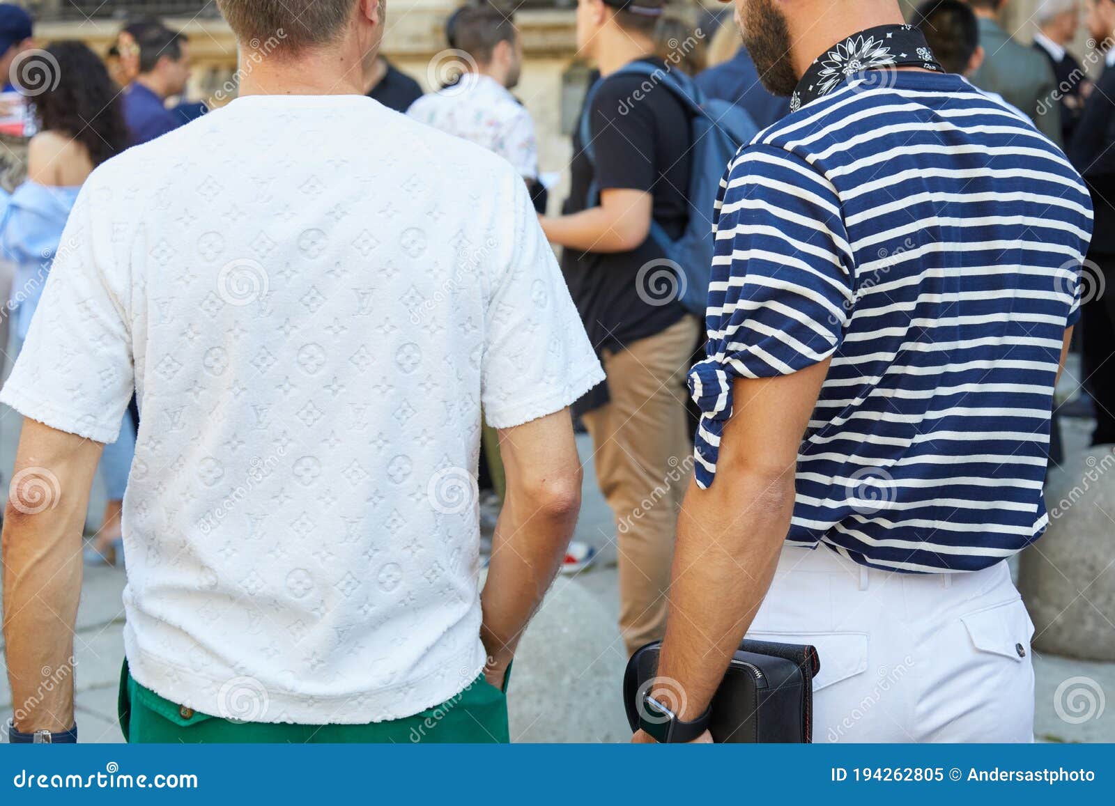 Uomo Con Camicia Bianca Louis Vuitton E Uomo Con Camicia Blu E Bianca a  Strisce Davanti a Les Hommes Immagine Editoriale - Immagine di editoriale,  esterno: 194262805