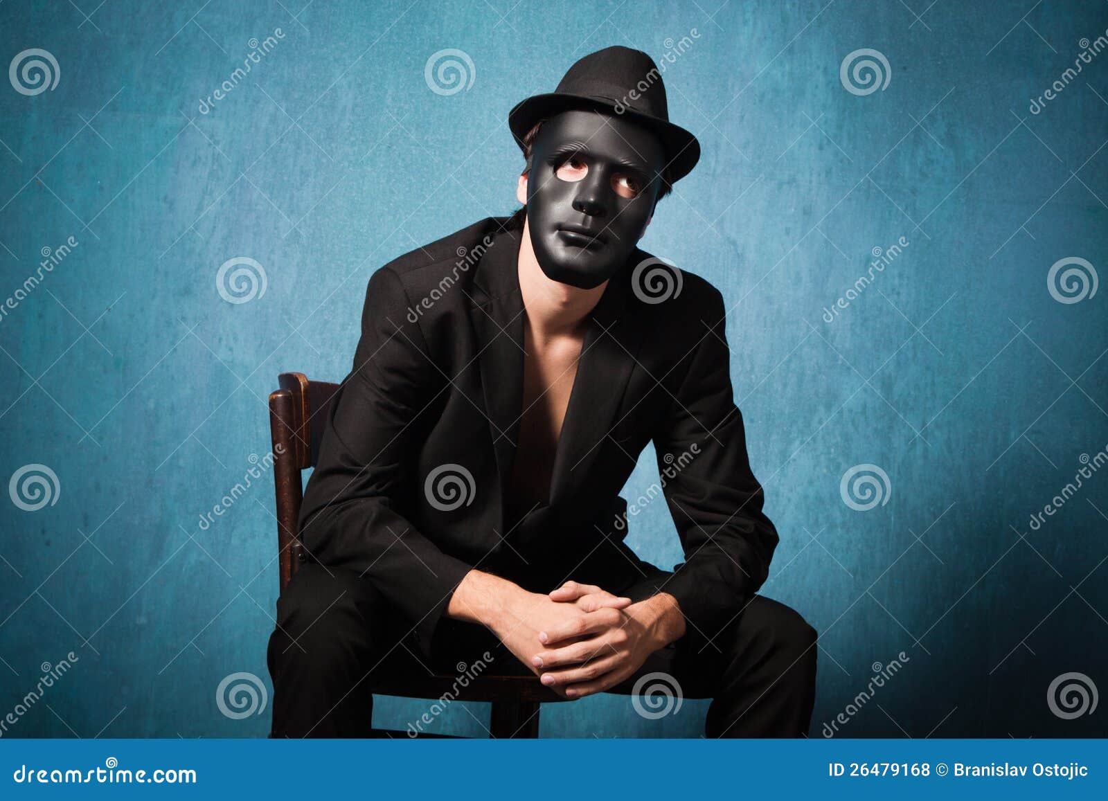 Uomo Con La Mascherina Nera Fotografia Stock - Immagine di divertimento, criminale: 26479168