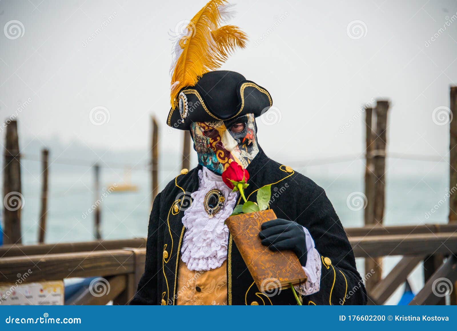 Uomo Con Maschera Romantica Con Costume Da Rinascita Con Cappello Immagine  Editoriale - Immagine di libro, elegante: 176602200