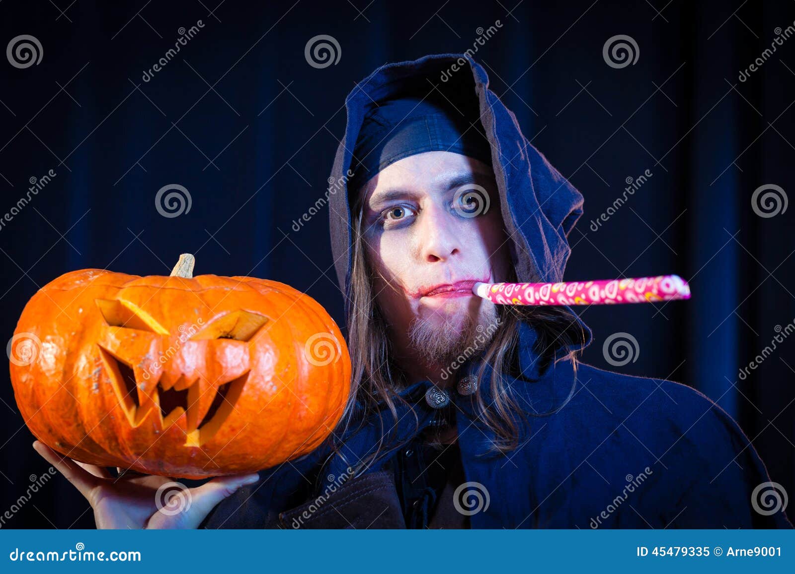 Uomo in Costume Spaventoso Di Halloween Con La Zucca Immagine Stock ...