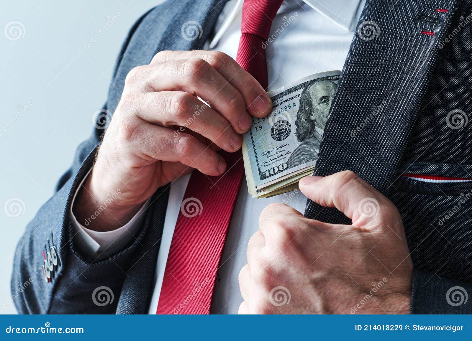 Uomo D'affari Che Porta Soldi in Dollari Dalla Tasca Del Vestito Immagine  Stock - Immagine di caucasico, americano: 214018229