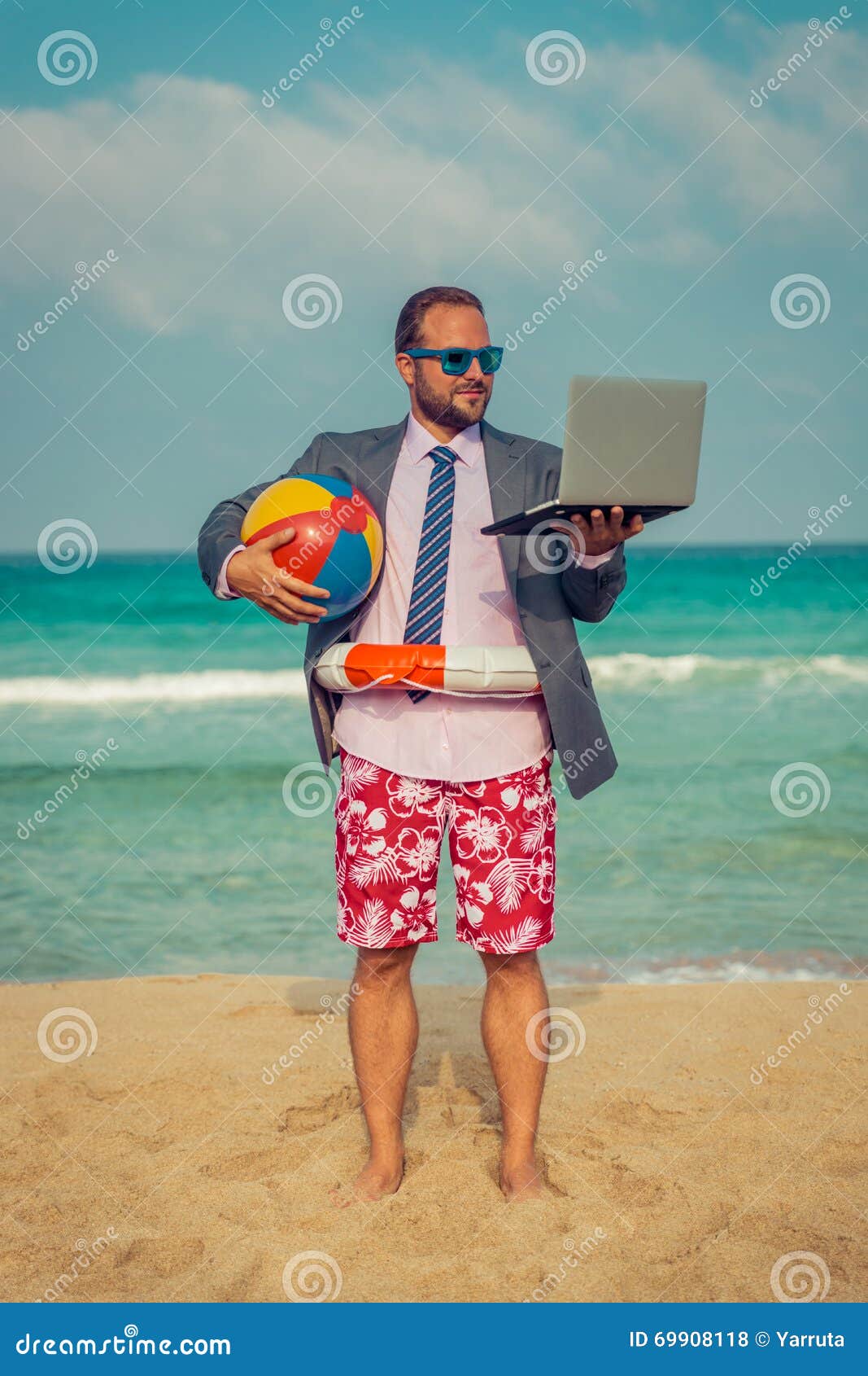 Uomo D'affari Divertente Sulla Spiaggia Fotografia Stock - Immagine di ...