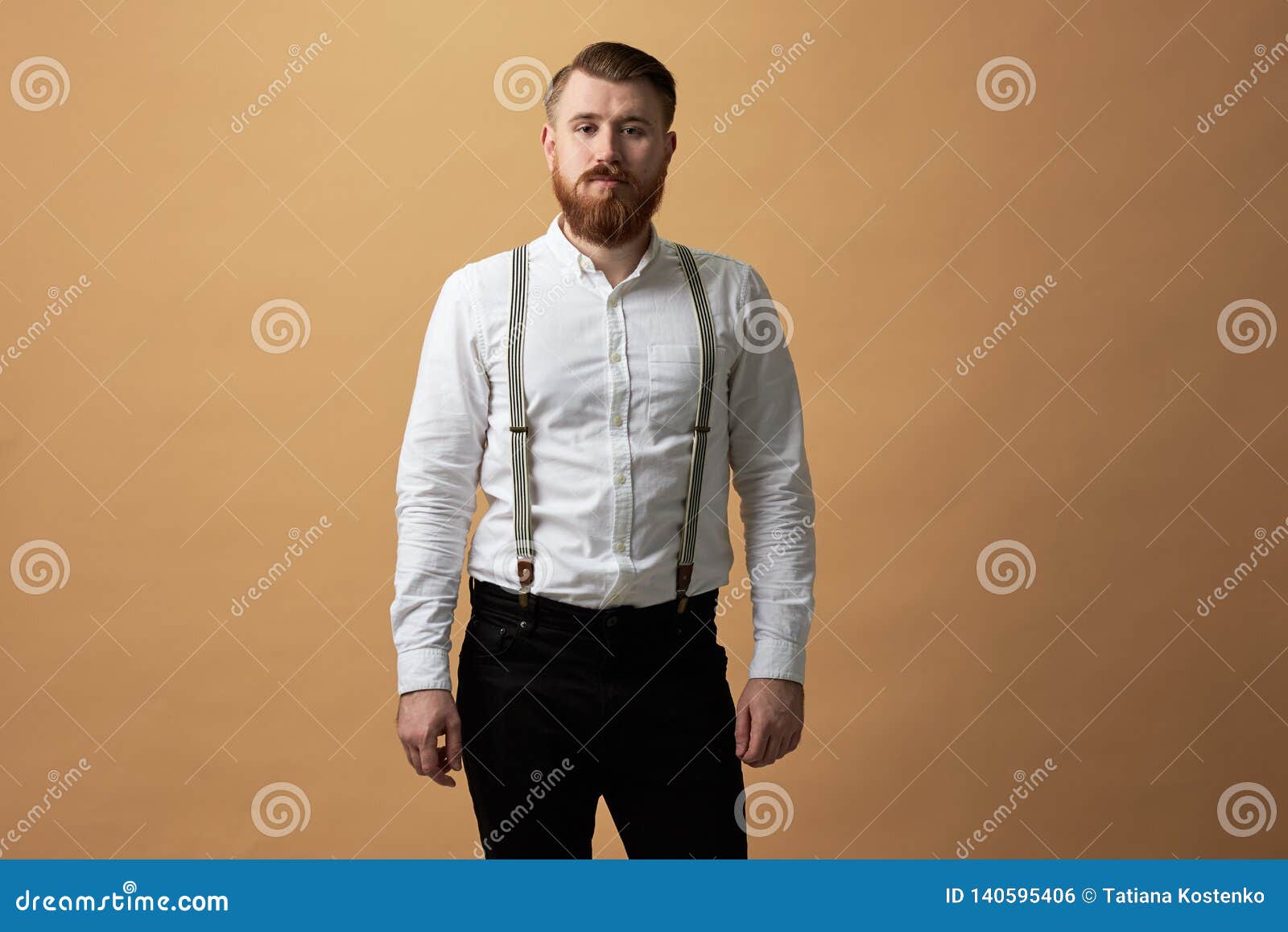 Uomo Dai Capelli Rossi Con La Barba Vestita In Una Camicia