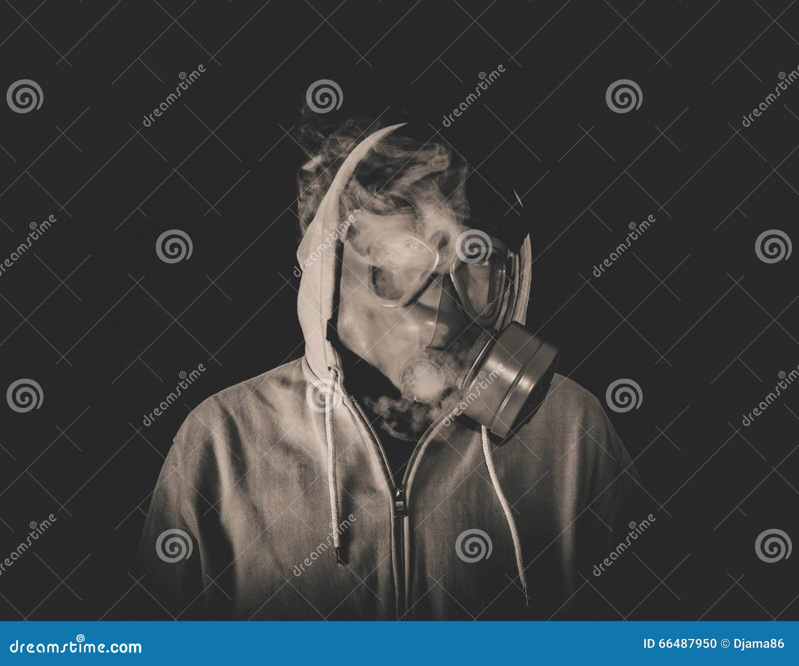Uomo Di Fumo Con La Maschera Fotografia Stock Immagine Di Maniac Mascherina 66487950