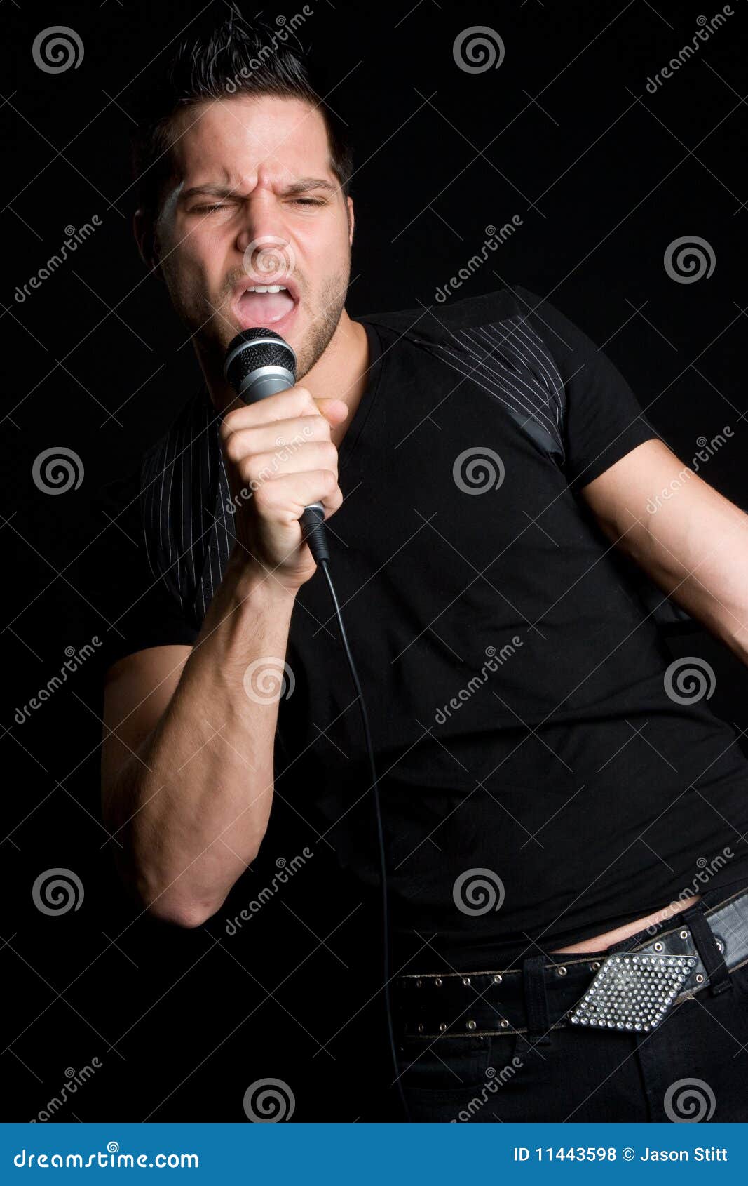 Uomo di karaoke fotografia stock. Immagine di quindici 11443598