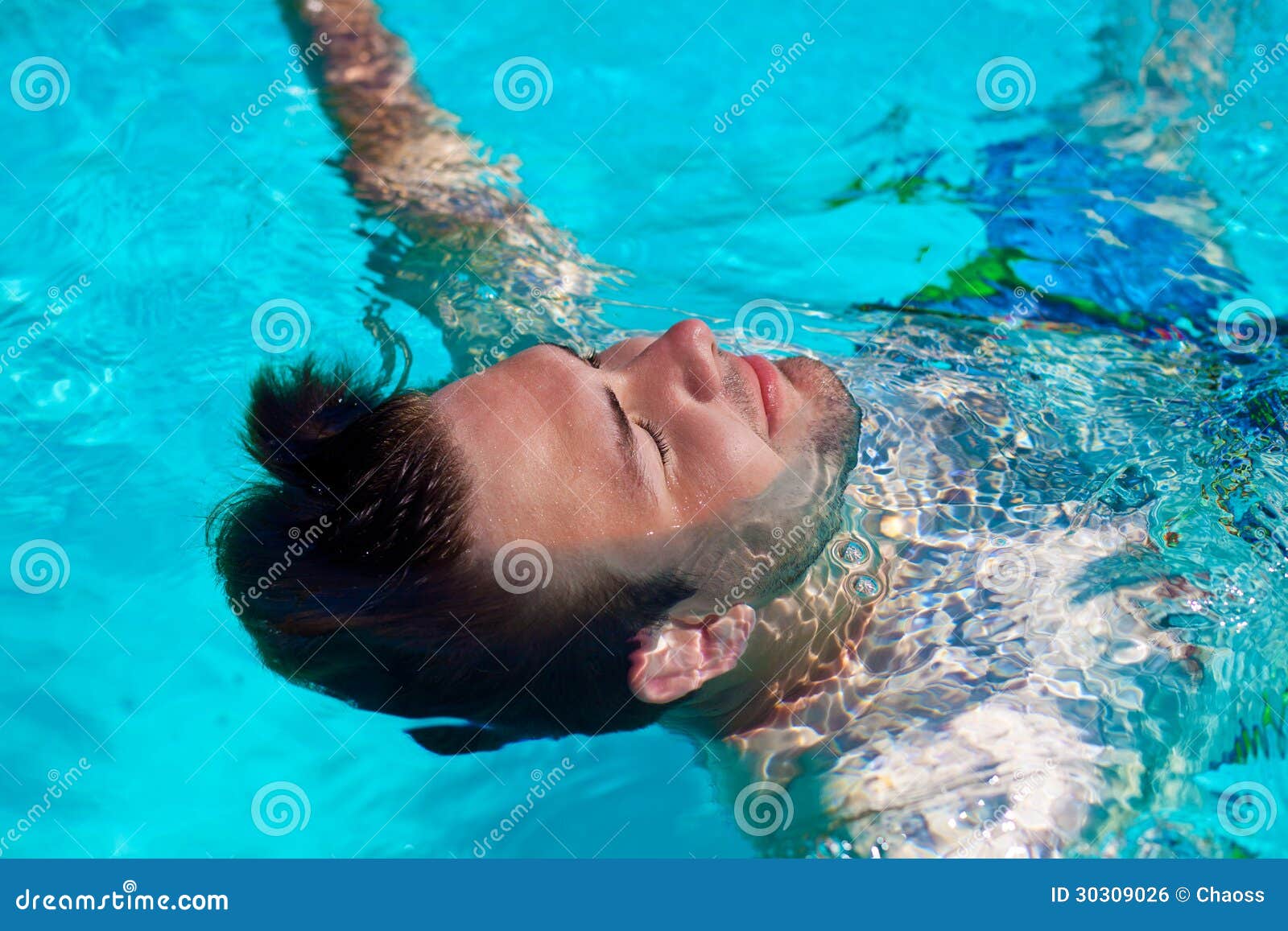 Uomo di nuoto fotografia stock. Immagine di aperto, maschio - 30309026