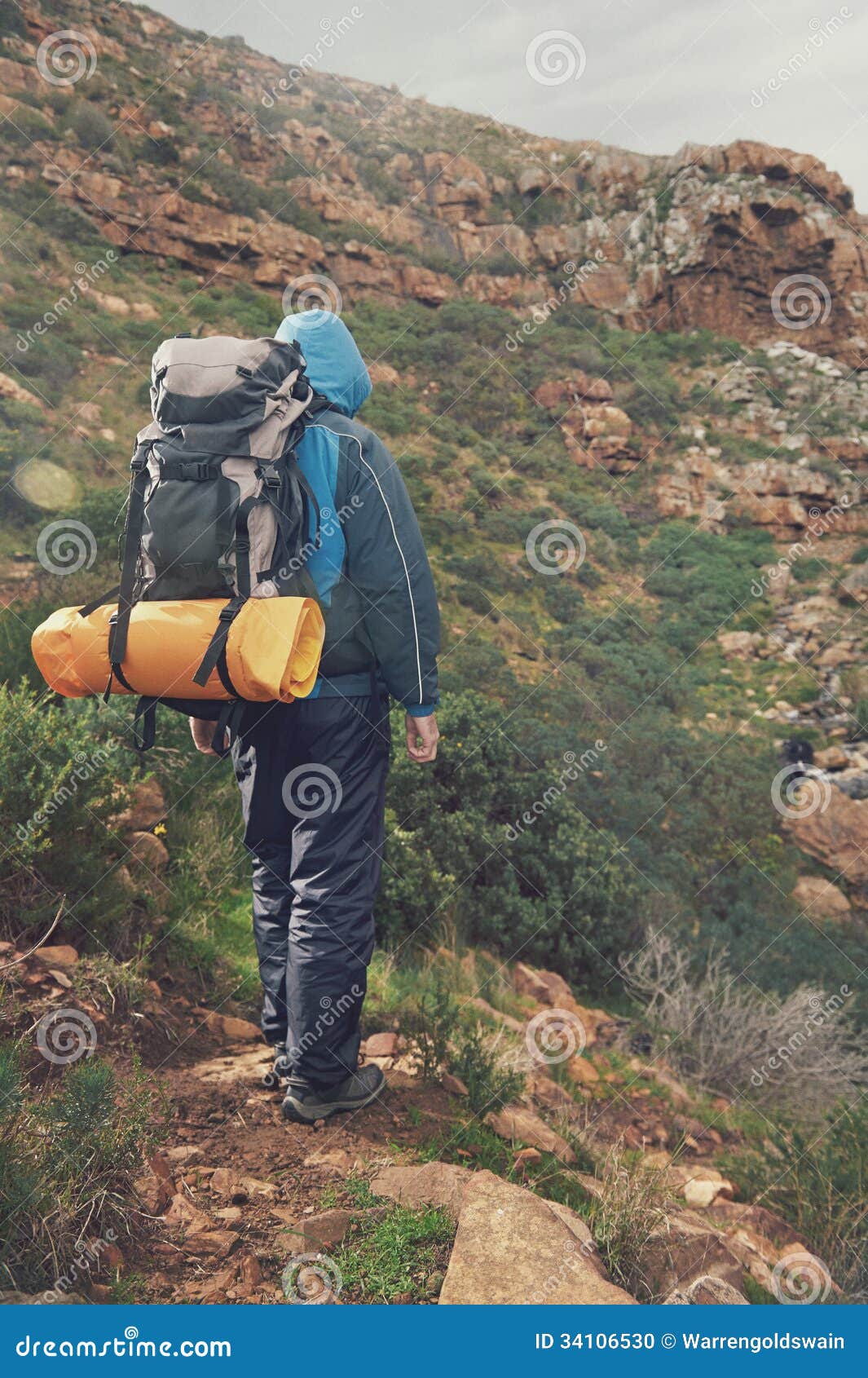 Uomo Di Trekking Della Montagna Fotografia Stock - Immagine di