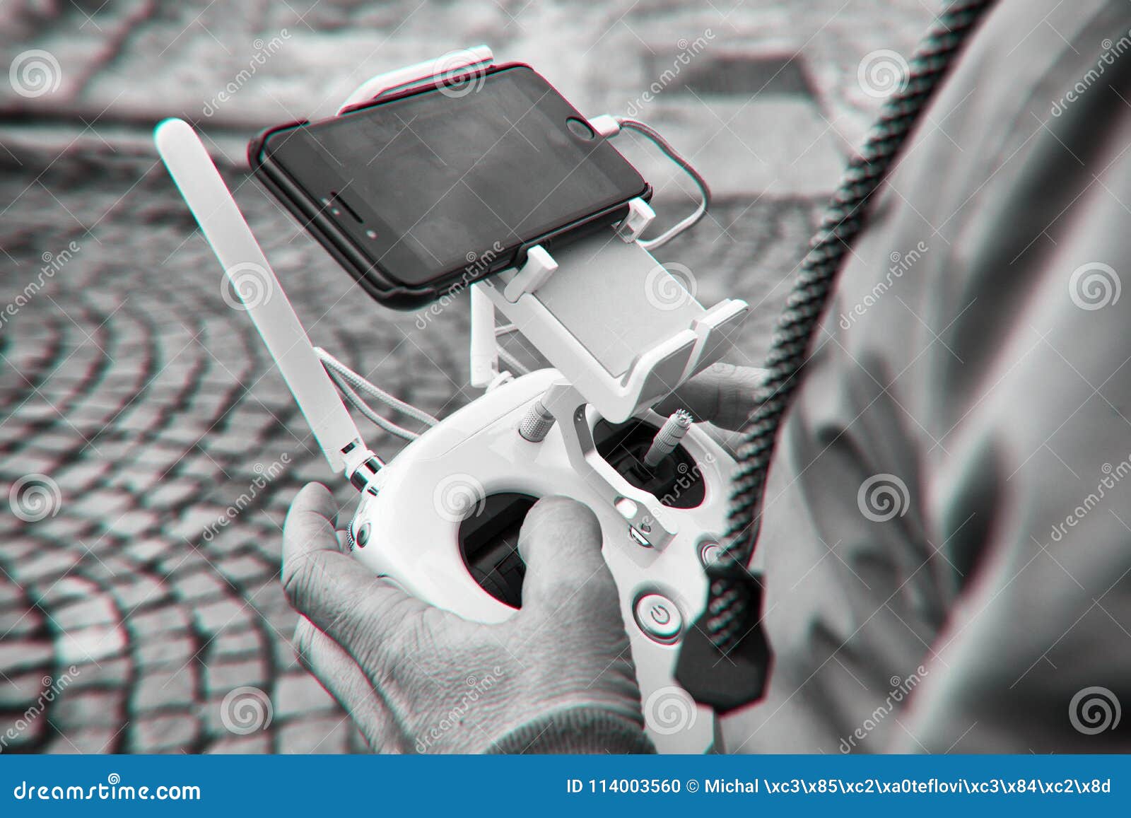 Uomo disponibile del telecomando del fuco Funzionamento dell'uomo del fuco di volo. Telecomando bianco in braccio, mosca del dron