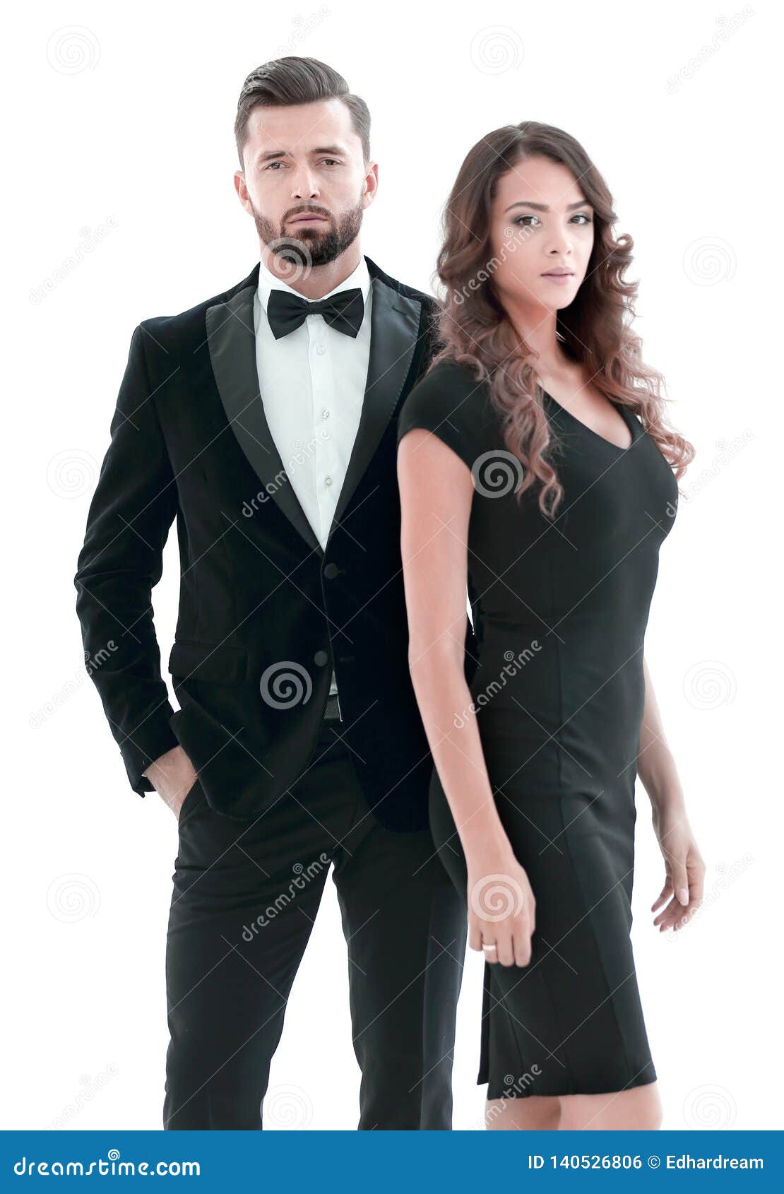 Uomo e donna bei in vestito nero. Adatti la foto di bei uomini eleganti in un vestito con le belle donne sexy che posano su un fondo bianco dello studio