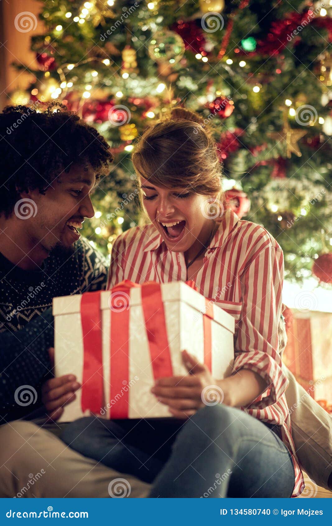 Regali Di Natale Romantici.Uomo E Donna Che Scambiano I Regali Di Natale E Che Godono Nelle Feste Fotografia Stock Immagine Di Godere Decorazione 134580740