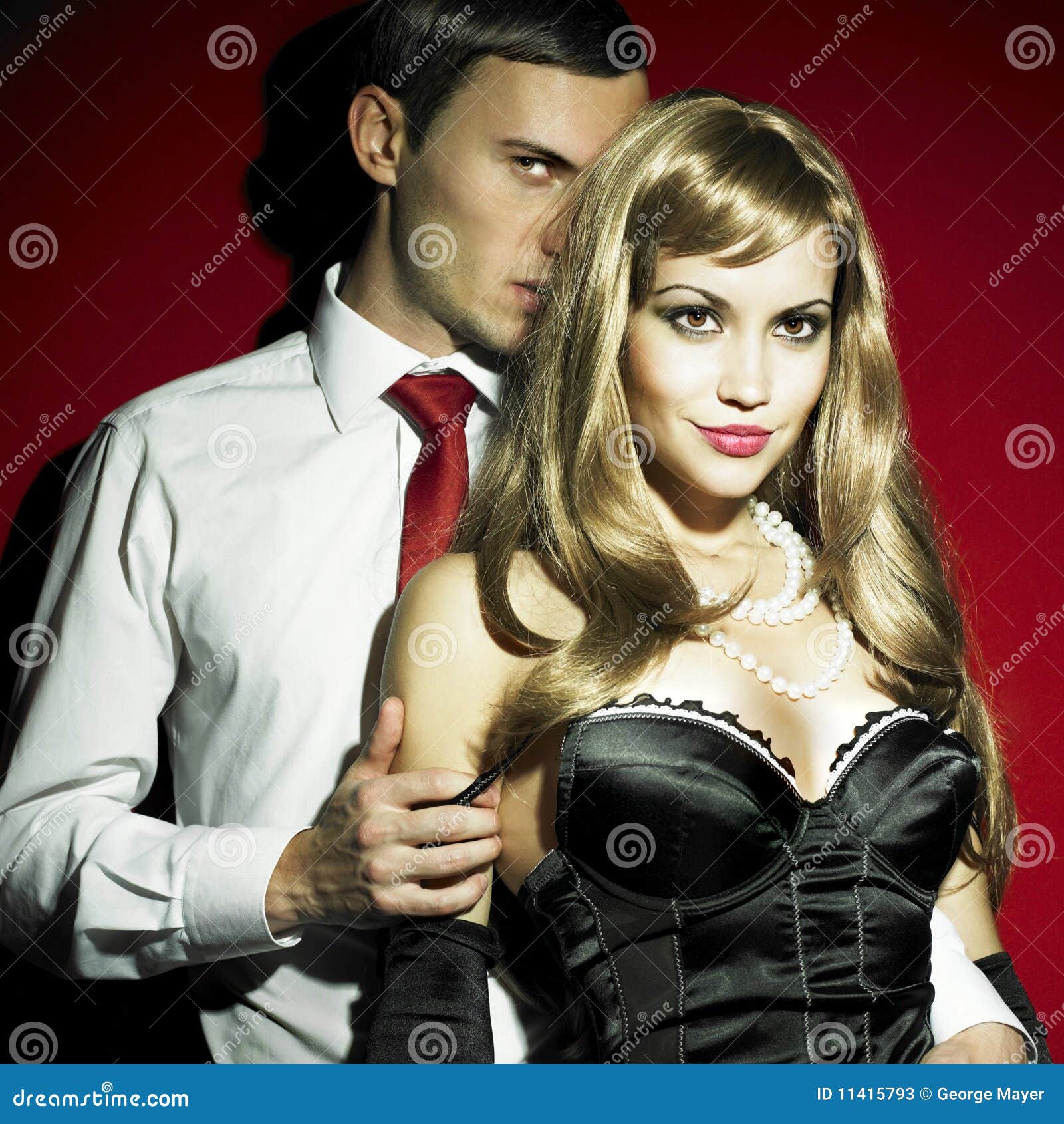 Uomo E Prostituta Che Camminano Al Motel Alla Notte, Riunione Segreta Industria Di Commercio Del Sesso 137523123 - Foto 11