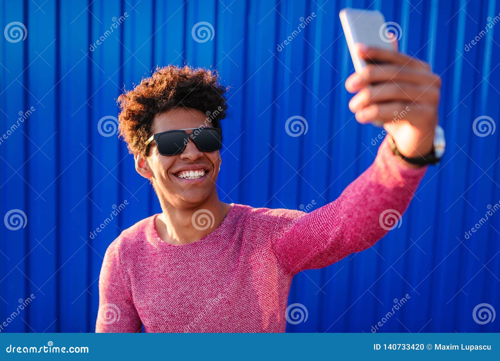 Uomo Etnico Intelligente Che Prende Selfie Fotografia Stock Immagine Di Rete Moderno 140733420