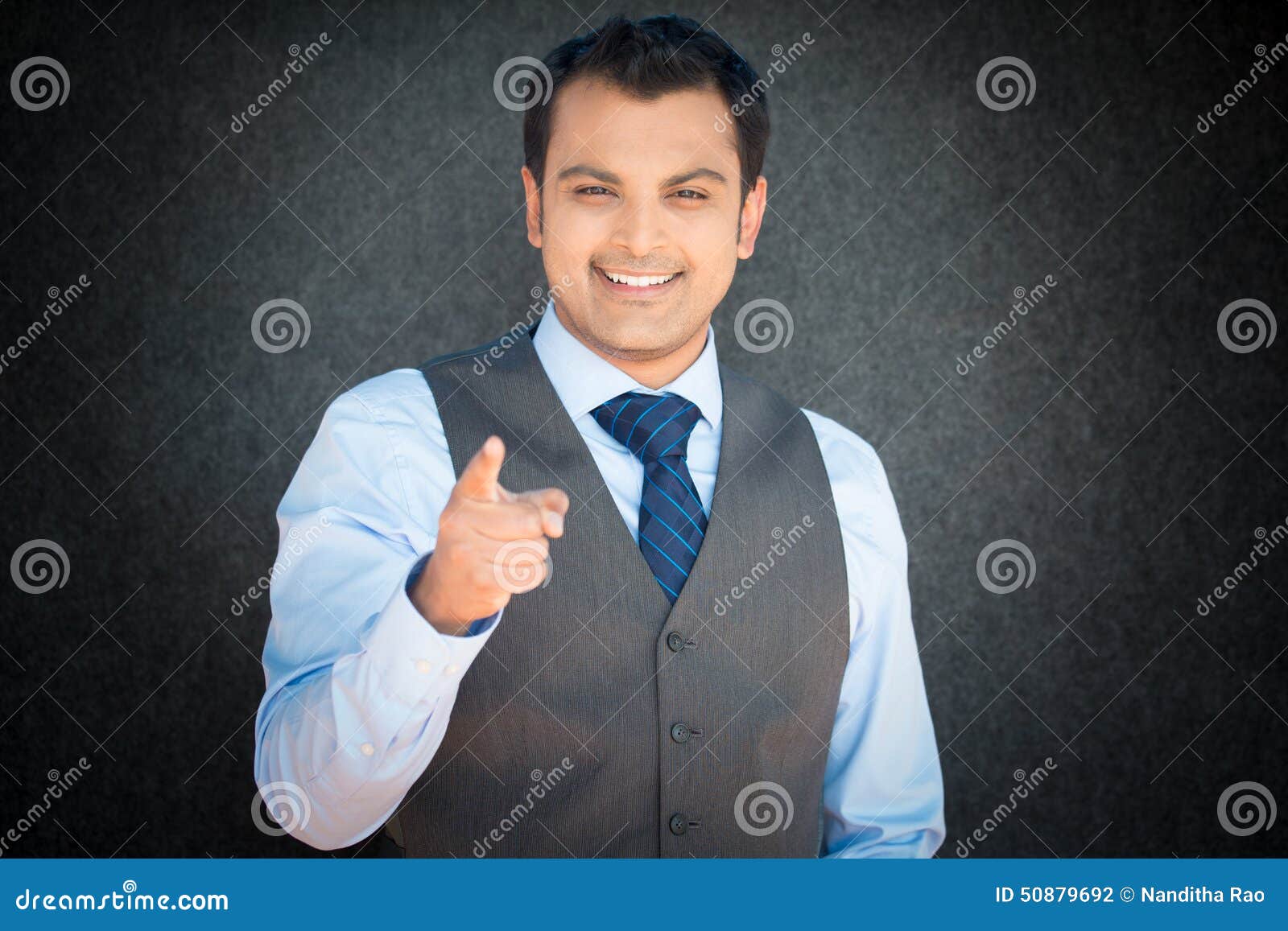 Uomo felice che indica voi fotografia stock. Immagine di braccio - 50879692