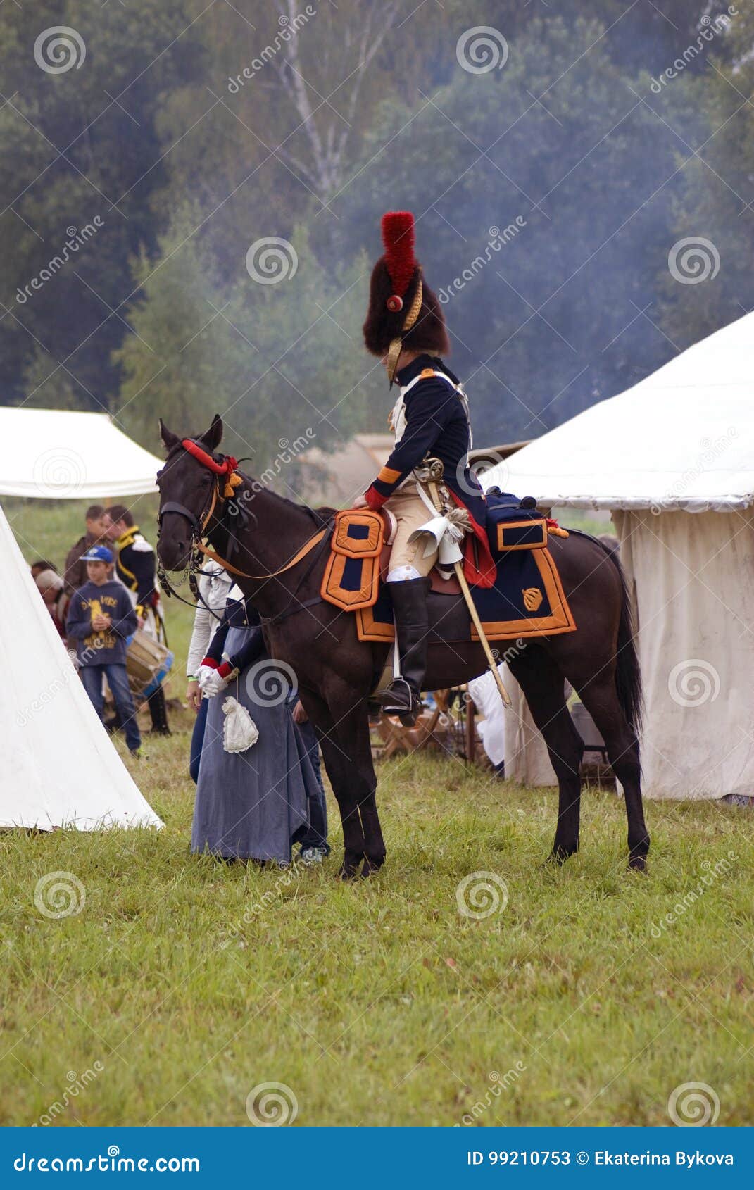 Uomo Francese Del Soldato Dell Esercito Sul Cavallo A Rievocazione Storica Di Battaglia Di Borodino In Russia Fotografia Stock Editoriale Immagine Di Uomini Gruppo