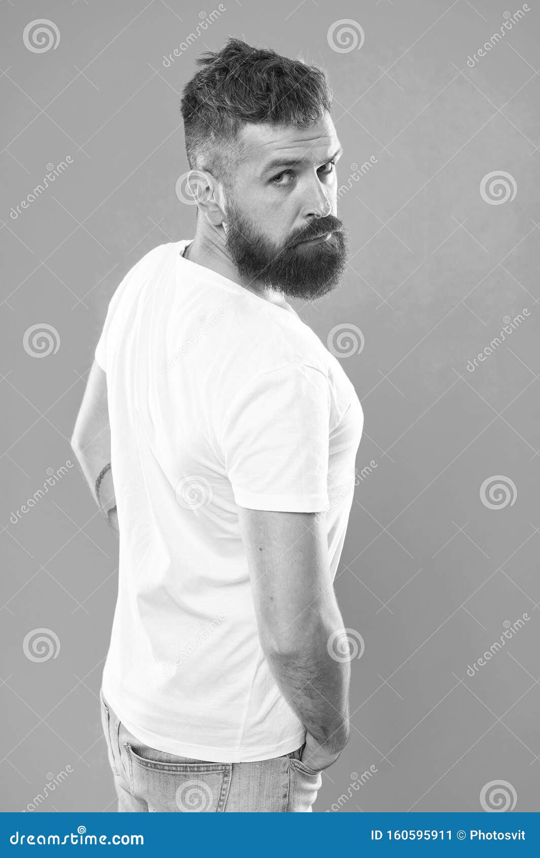 Uomo Maschile Uomo Barbuto Con Barba Di Moda E Taglio Di Capelli Brutale  Con Capelli Lunghi E Baffi Caucasico Immagine Stock - Immagine di  affascinante, cura: 160595911