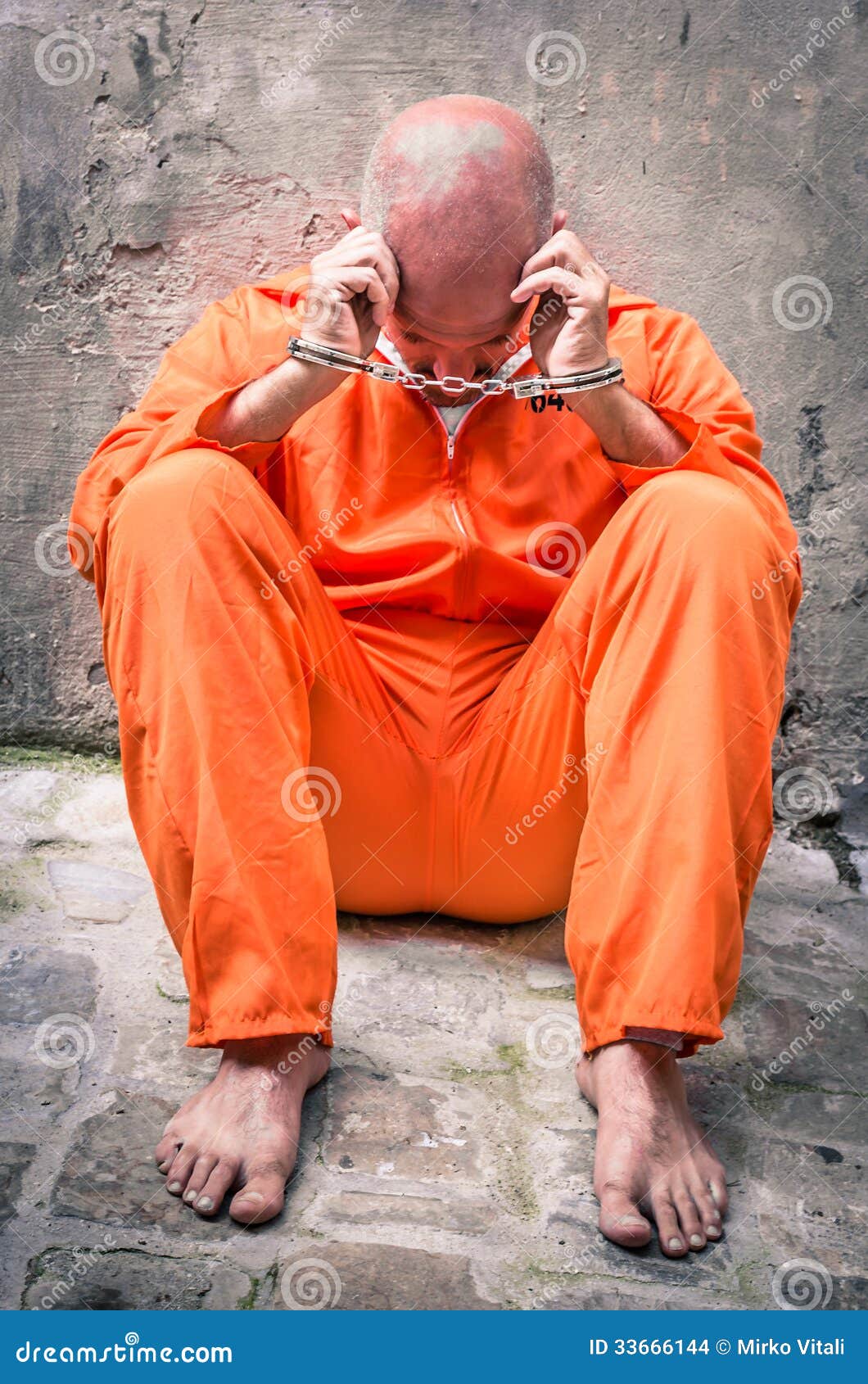 Uomo Morto Che Cammina - Uomo Disperato Con Le Manette in Prigione  Fotografia Stock - Immagine di bloccato, federale: 33666144