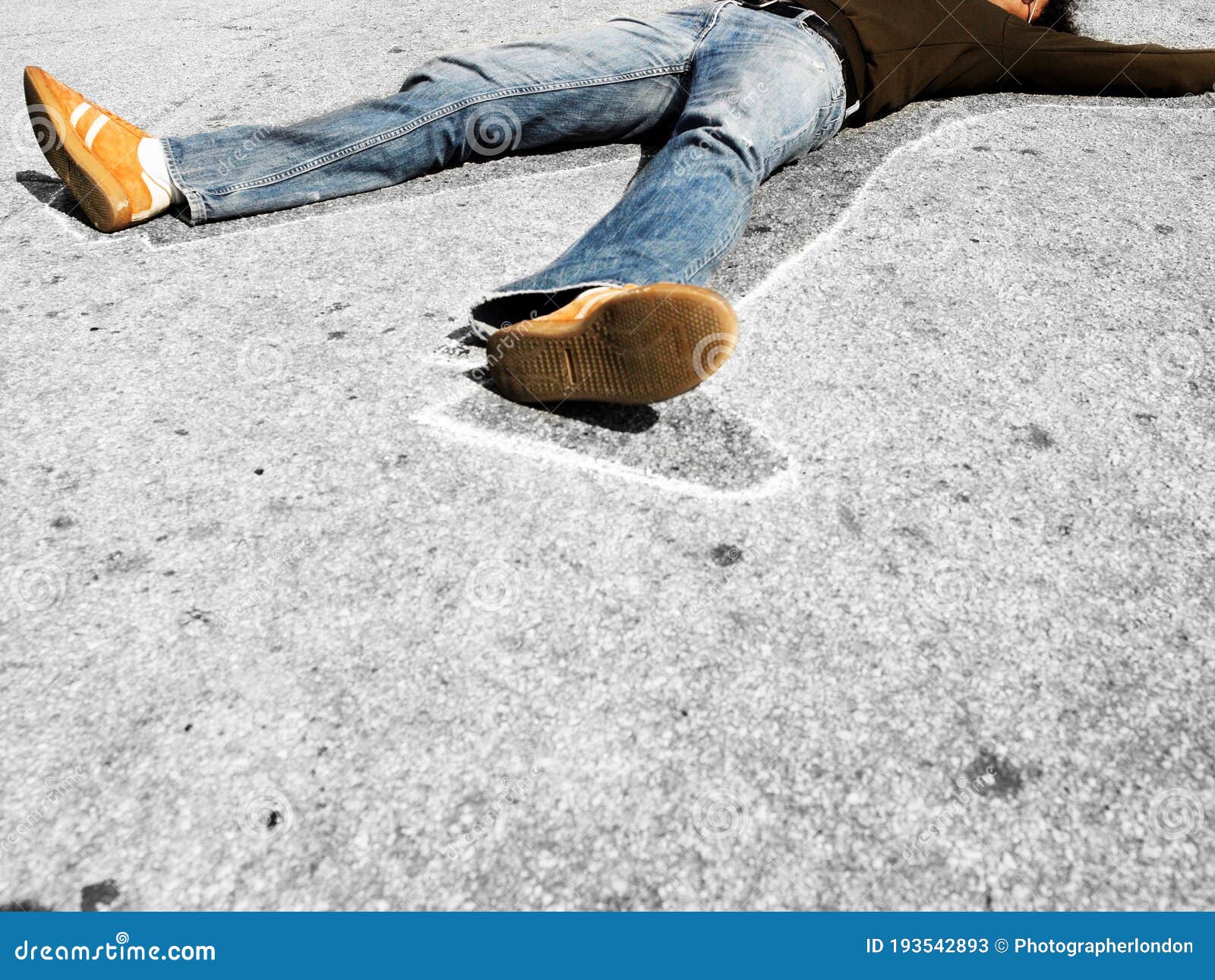 Uomo Sdraiato Sull'uomo Morto, Gesso Di Calcestruzzo Immagine Stock -  Immagine di estratto, morte: 193542893