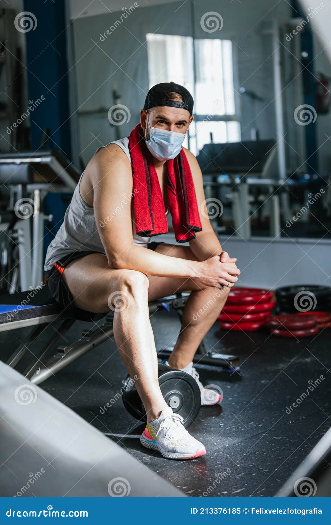 Uomo Seduto in Palestra Con Un Asciugamano Intorno Al Collo