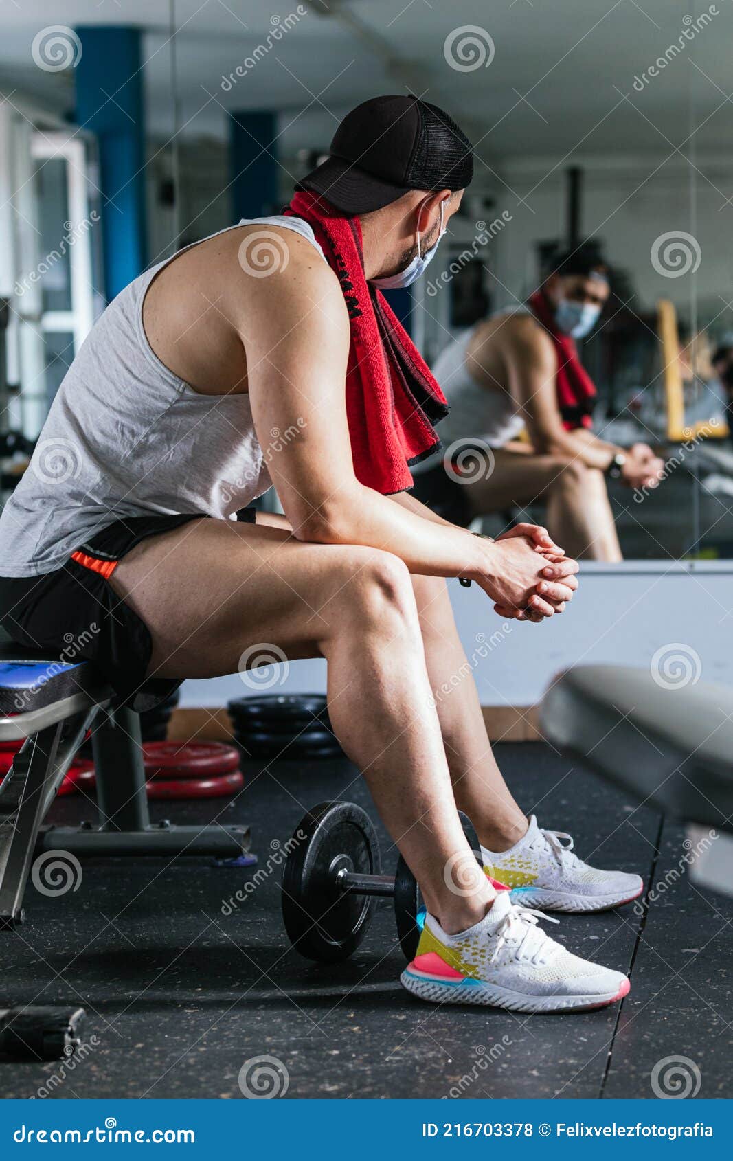 Uomo Seduto in Palestra Con Un Asciugamano Intorno Al Collo