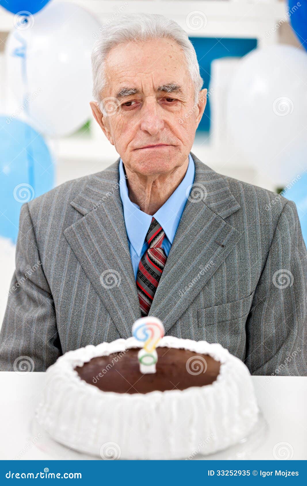 Uomo Senior Con La Torta Di Compleanno Immagine Stock - Immagine di  compleanno, malattia: 33252935