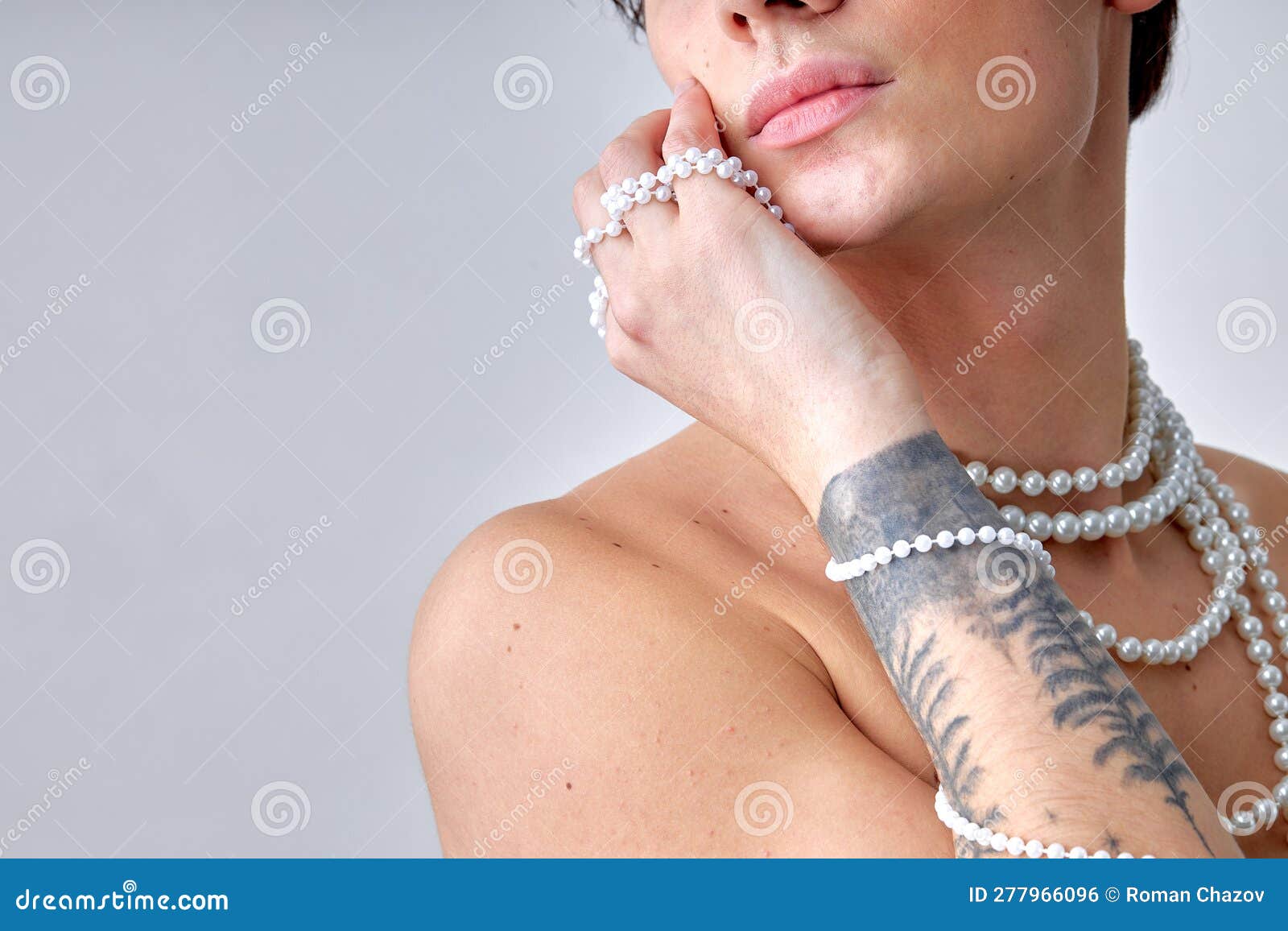 Uomo Senza Maglia Nudo Con Tatuaggio E Trucco Naturale Con Collana a Catena  Fotografia Stock - Immagine di moderno, tipo: 277966096