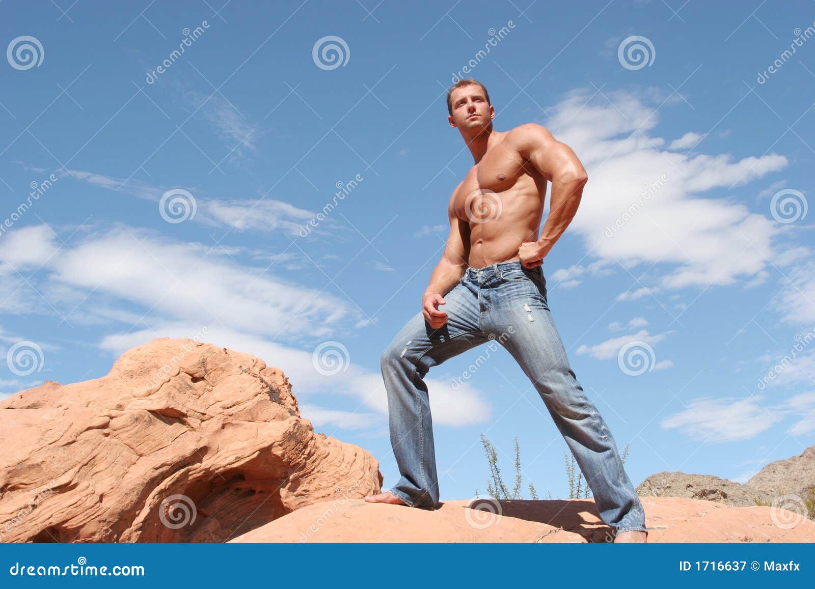 Uomo sexy in blue jeans immagine stock. Immagine di atletico 1716637