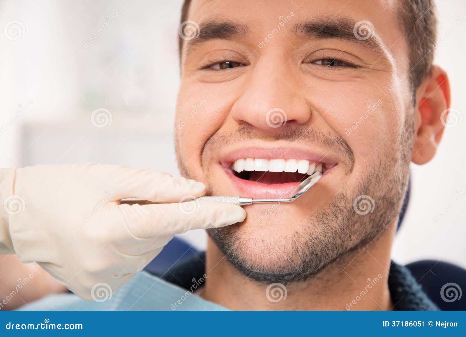 Uomo Sorridente Bello Al Dentista Immagine Stock Immagine di esamini