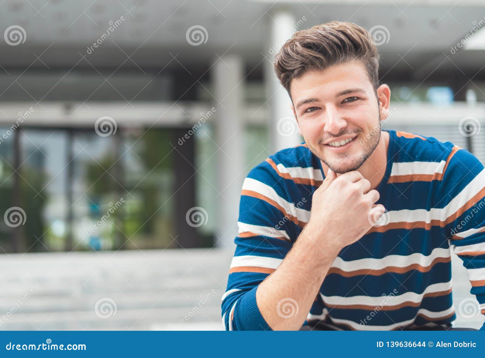 Uomo Sorridente D'avanguardia Che Posa, Uomo Bello, Giovane Tipo ...