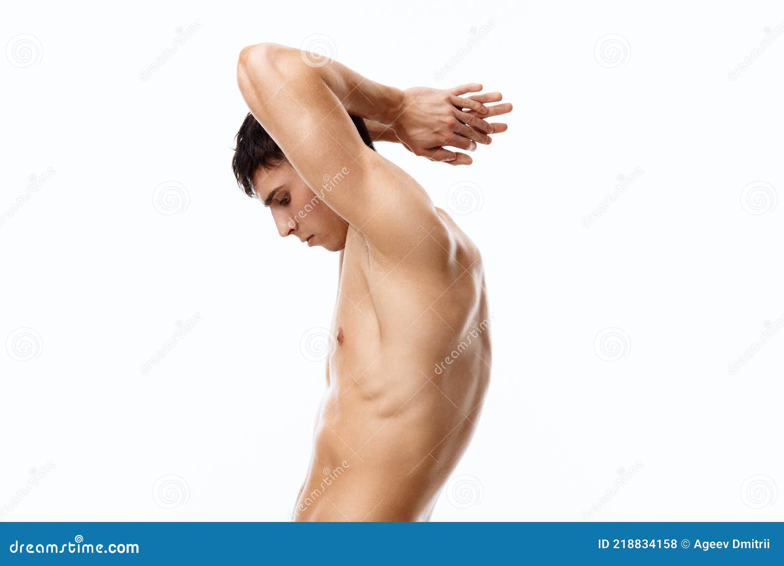 Uomo Sportivo Con Un Busto Nudo Tiene La Mano Dietro La Testa E La Modella  Di Culturista Fotografia Stock - Immagine di corpo, addominale: 218834158