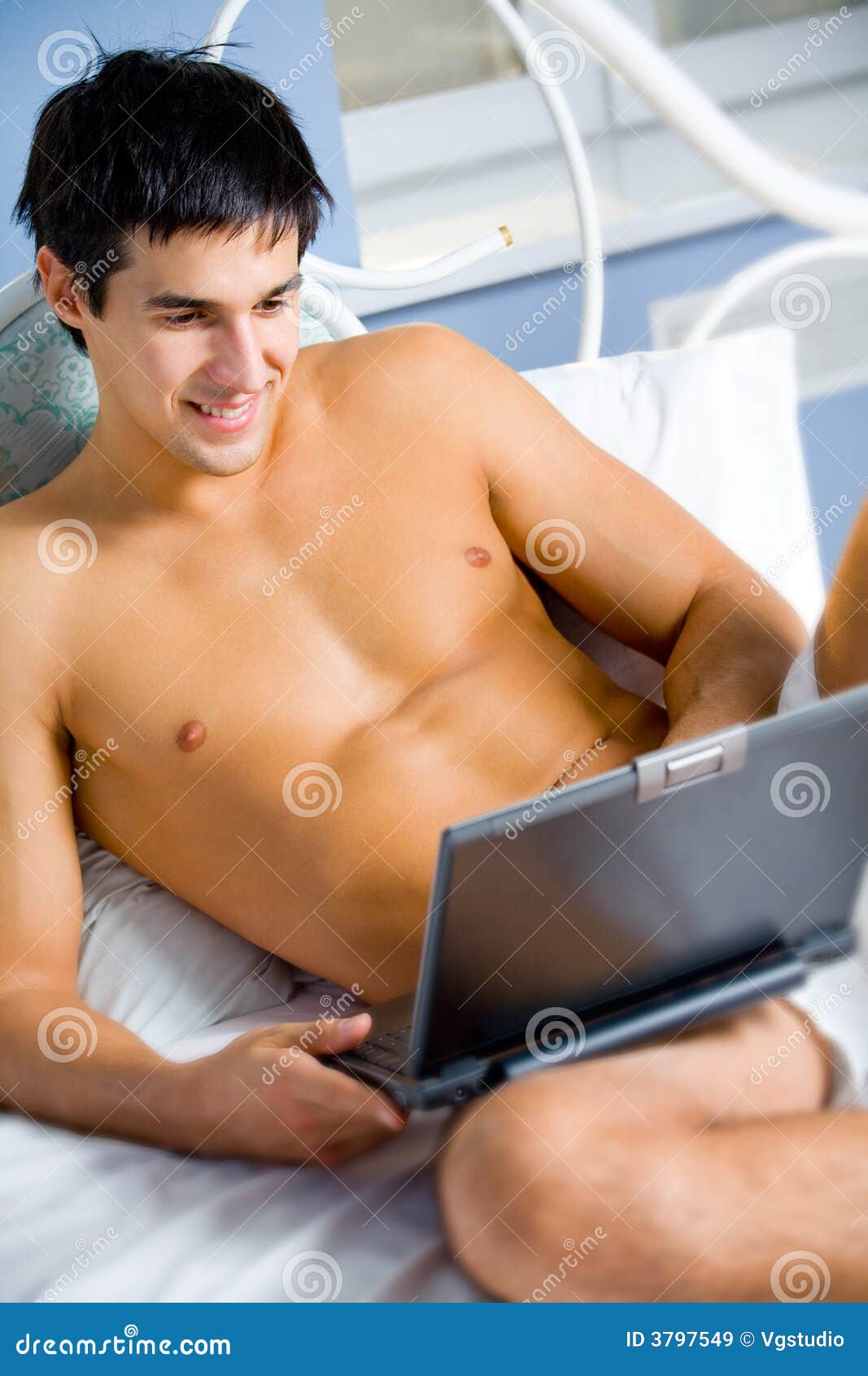 Uomo sul computer portatile alla camera da letto immagini stock ... Camera letto uomo