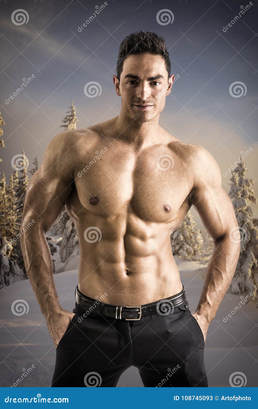 Uomo A Torso Nudo Muscolare Immagine Stock Immagine Di Proposta Stagione 108745093