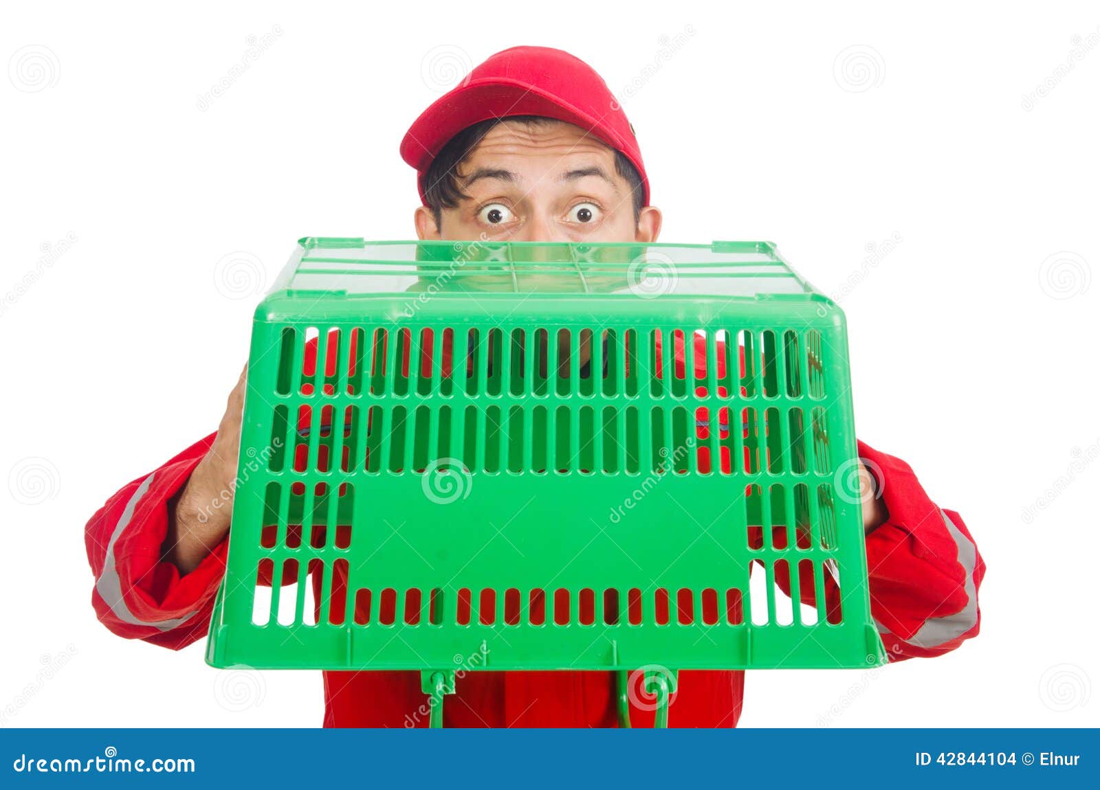 Uomo in tute rosse con il carrello del carretto del supermercato di acquisto