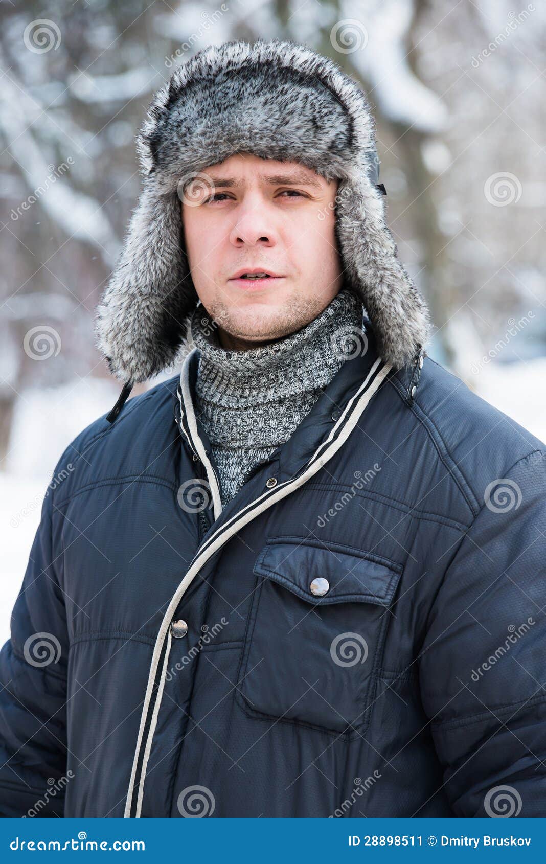 Мужик в ушанке. Мужчина в шапке ушанке. Мужчина зимой в шапке. Мужской зимний портрет. Парень в зимней ушанка.