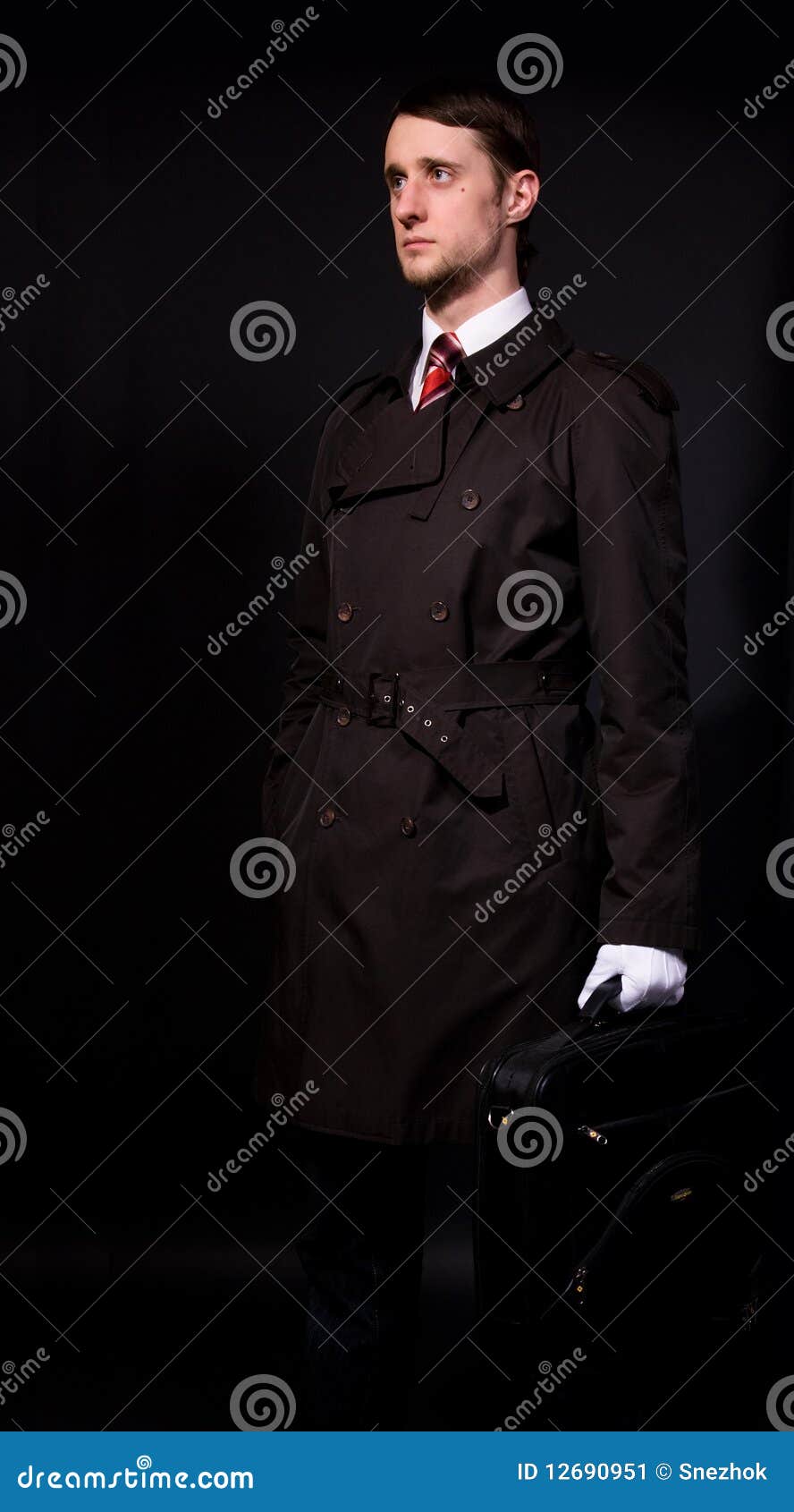 Uomo in un mantello nero immagine stock. Immagine di usura - 12690951