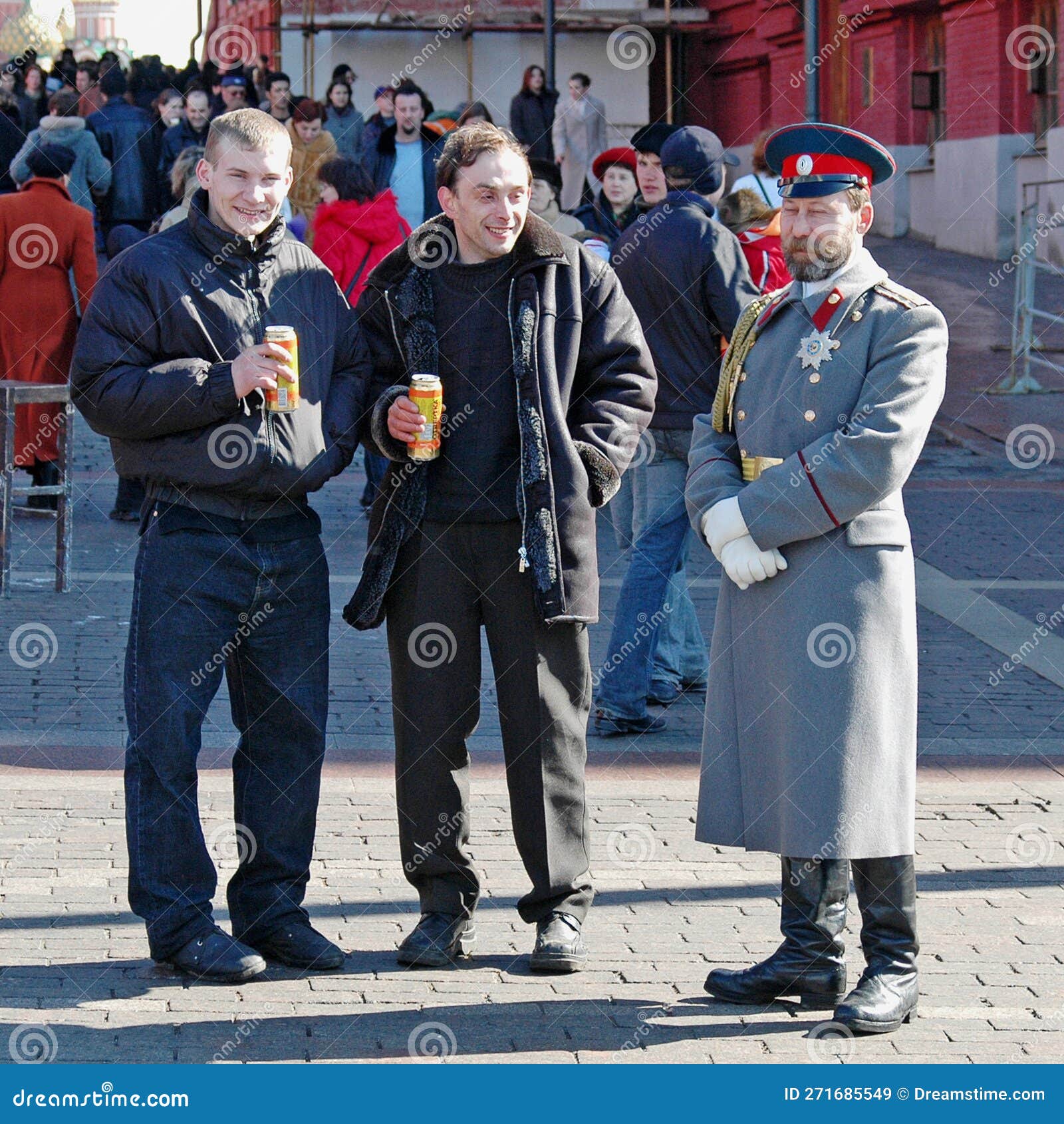 Uomo in Uniforme Militare Con Amici Della Piazza Rossa Mosca Russia  Immagine Stock Editoriale - Immagine di mosca, esercito: 271685549