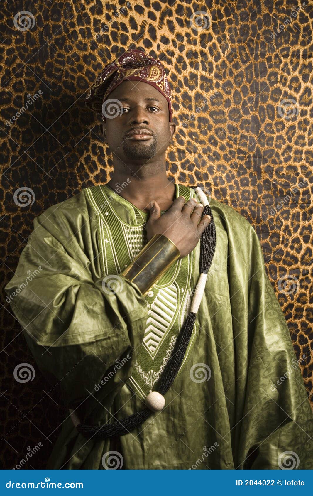 Uomo In Vestiti Africani Tradizionali Fotografia Stock Immagine Di Lunghezza Africano