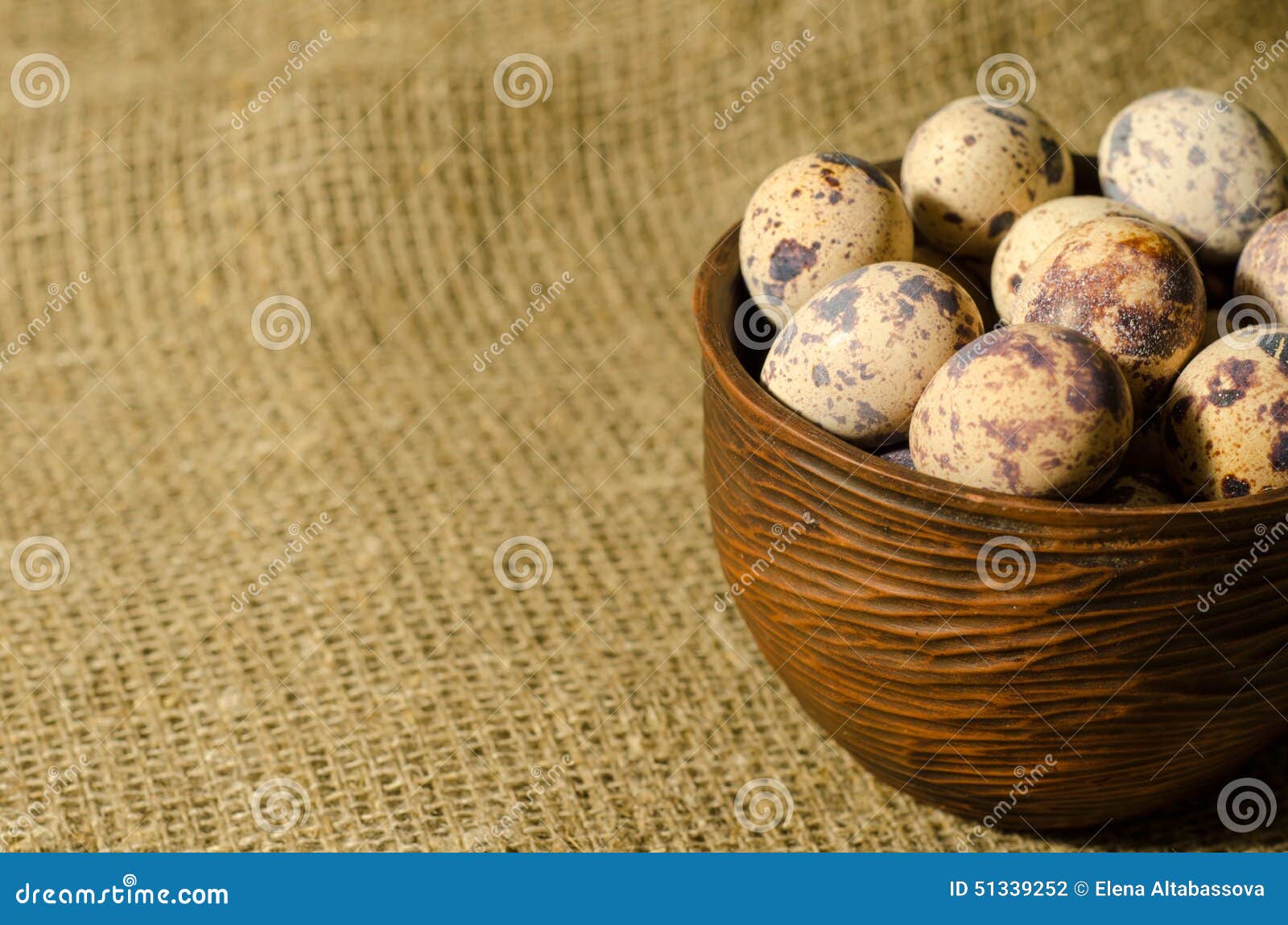 Uova della quaglia nella tazza dell'argilla, fondo di licenziamento