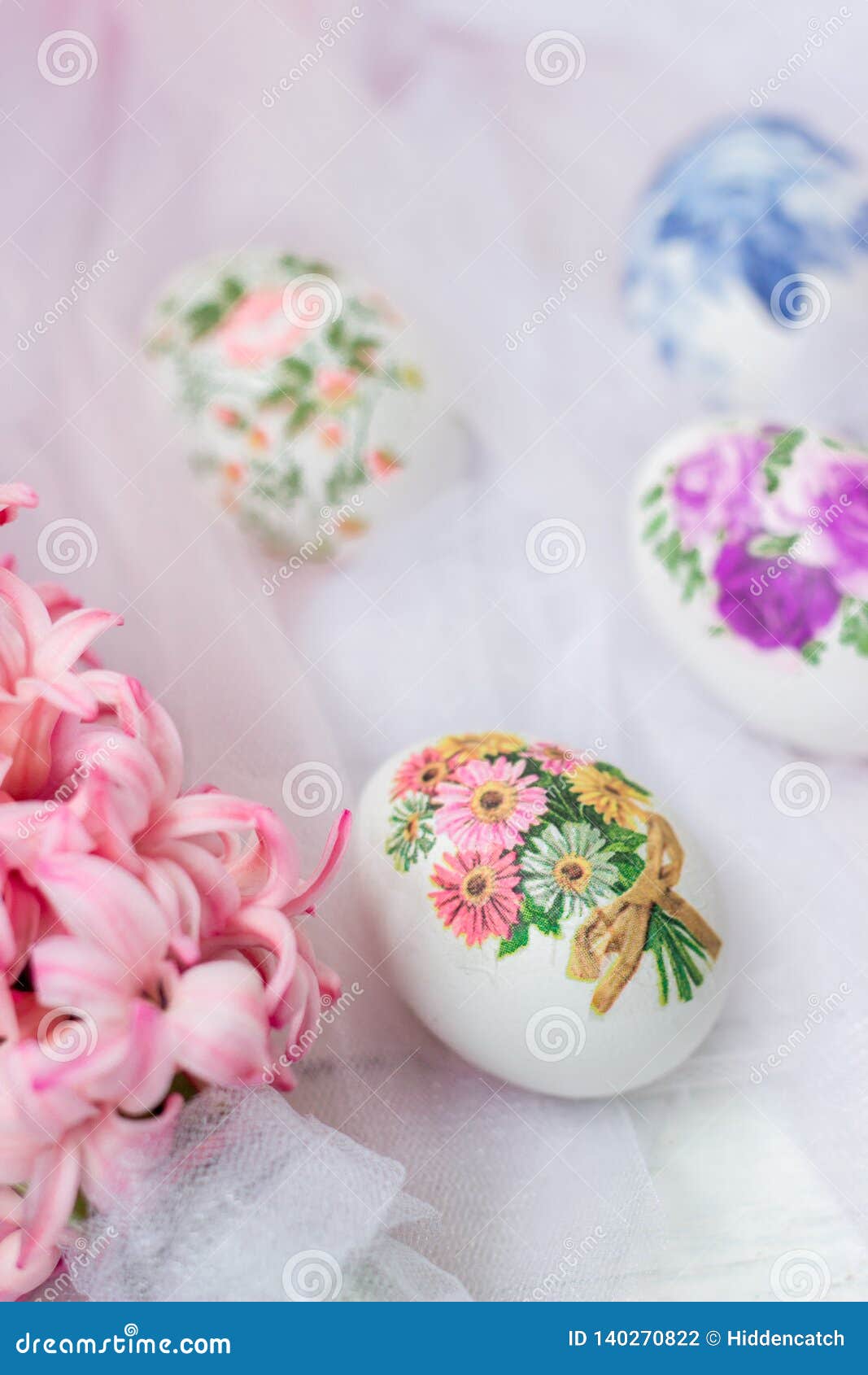 Uova Di Pasqua E Fiori Decorati Sul Fondo Bianco Di Tulle