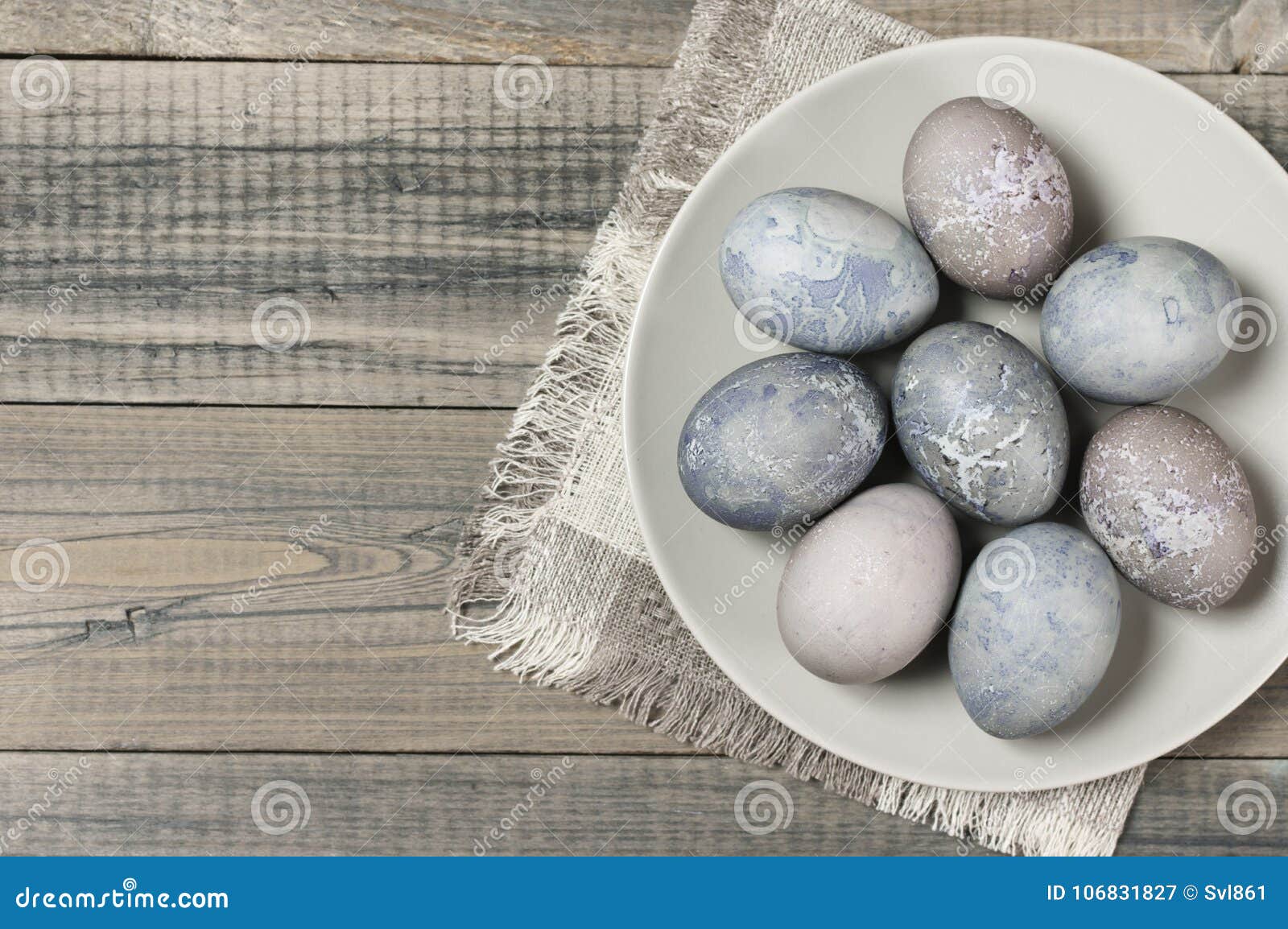 Почему яйца серые. Серые пасхальные яйца. Естественные Покрашенные серые пасхальные яйца. Яйца пасхальные сероые. Серо белые яйца.