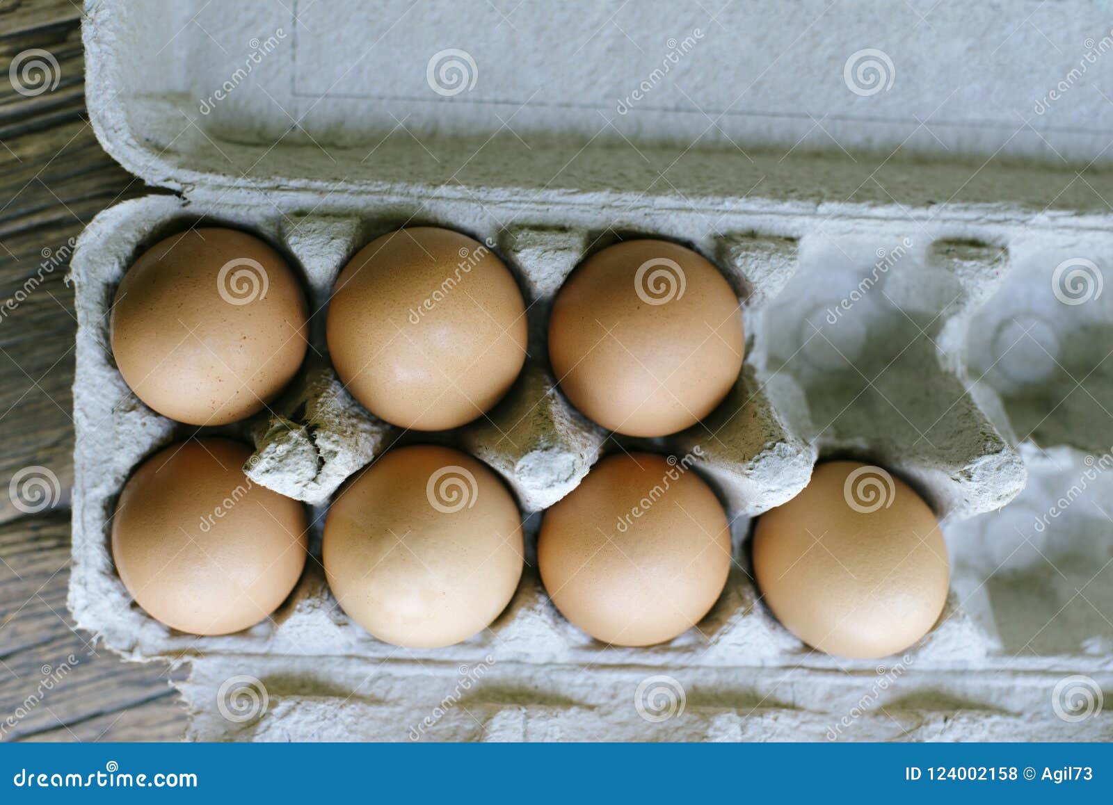 7 Uova Fresche in Un Cartone Dell'uovo Fotografia Stock - Immagine