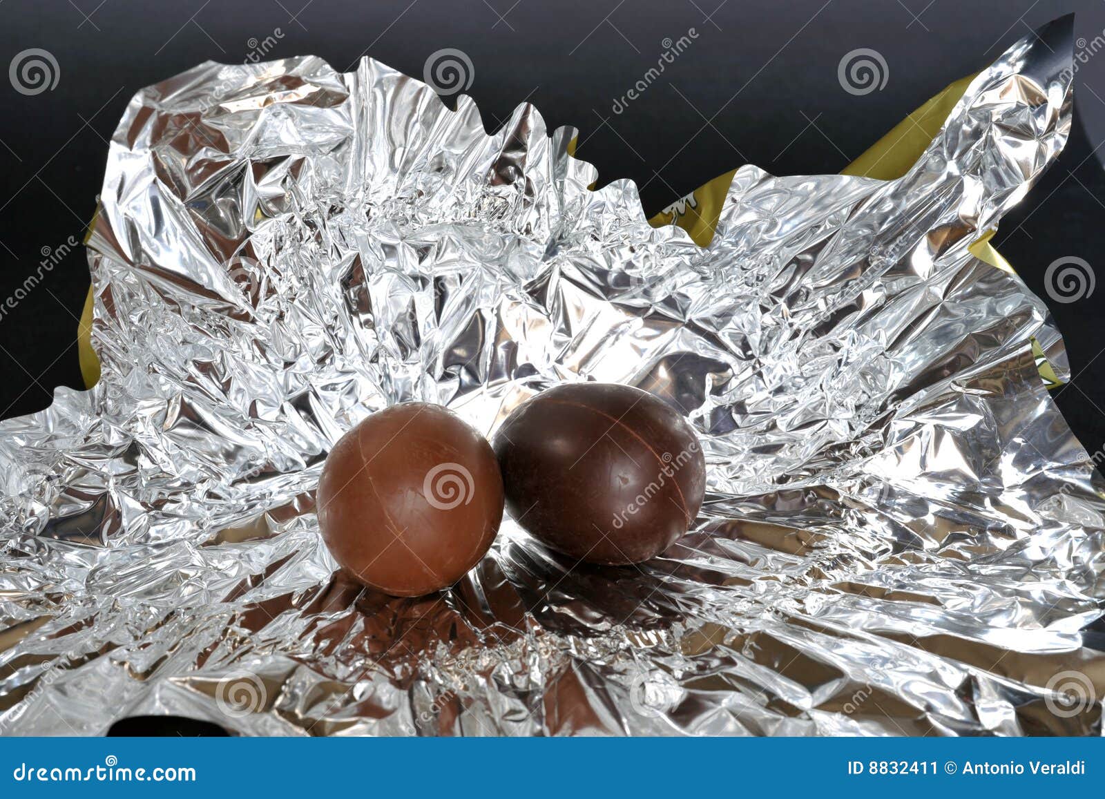 Uova Paschal. Due uova di Pasqua Non imballate del cioccolato