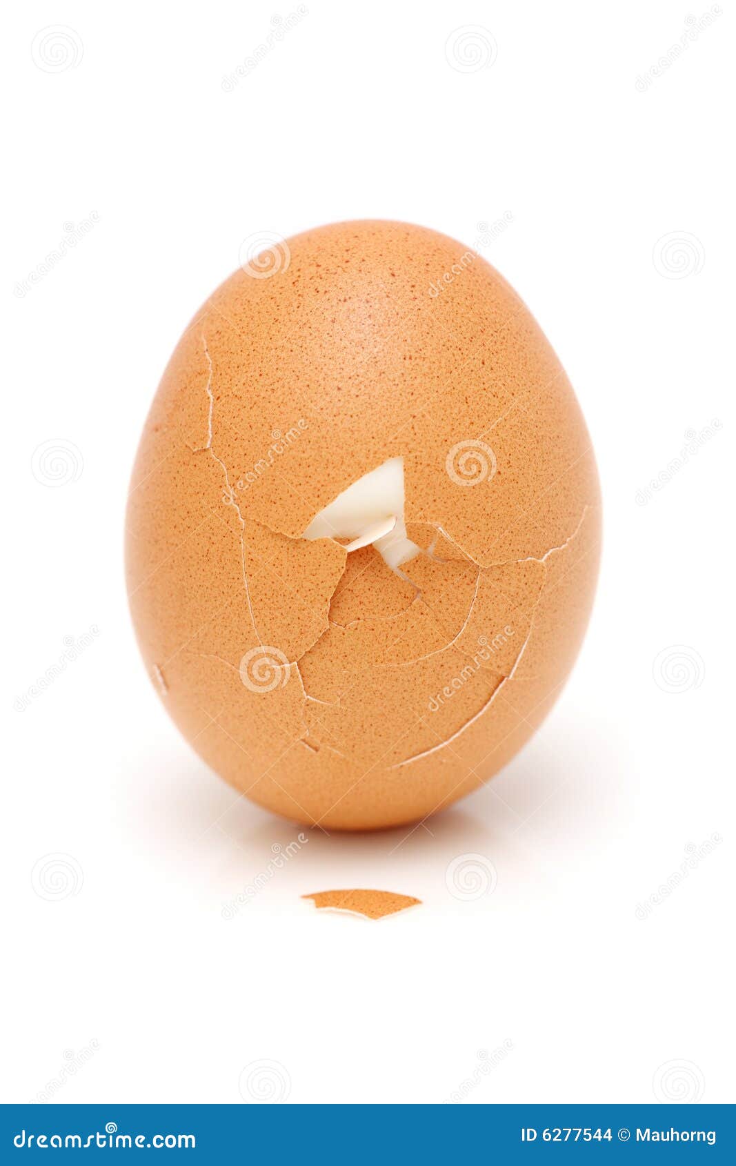 Яйцо трещина. Яйцо с трещиной. Потресканное яйцо. Яйцо лопнуло. Яйцо раскалывается.