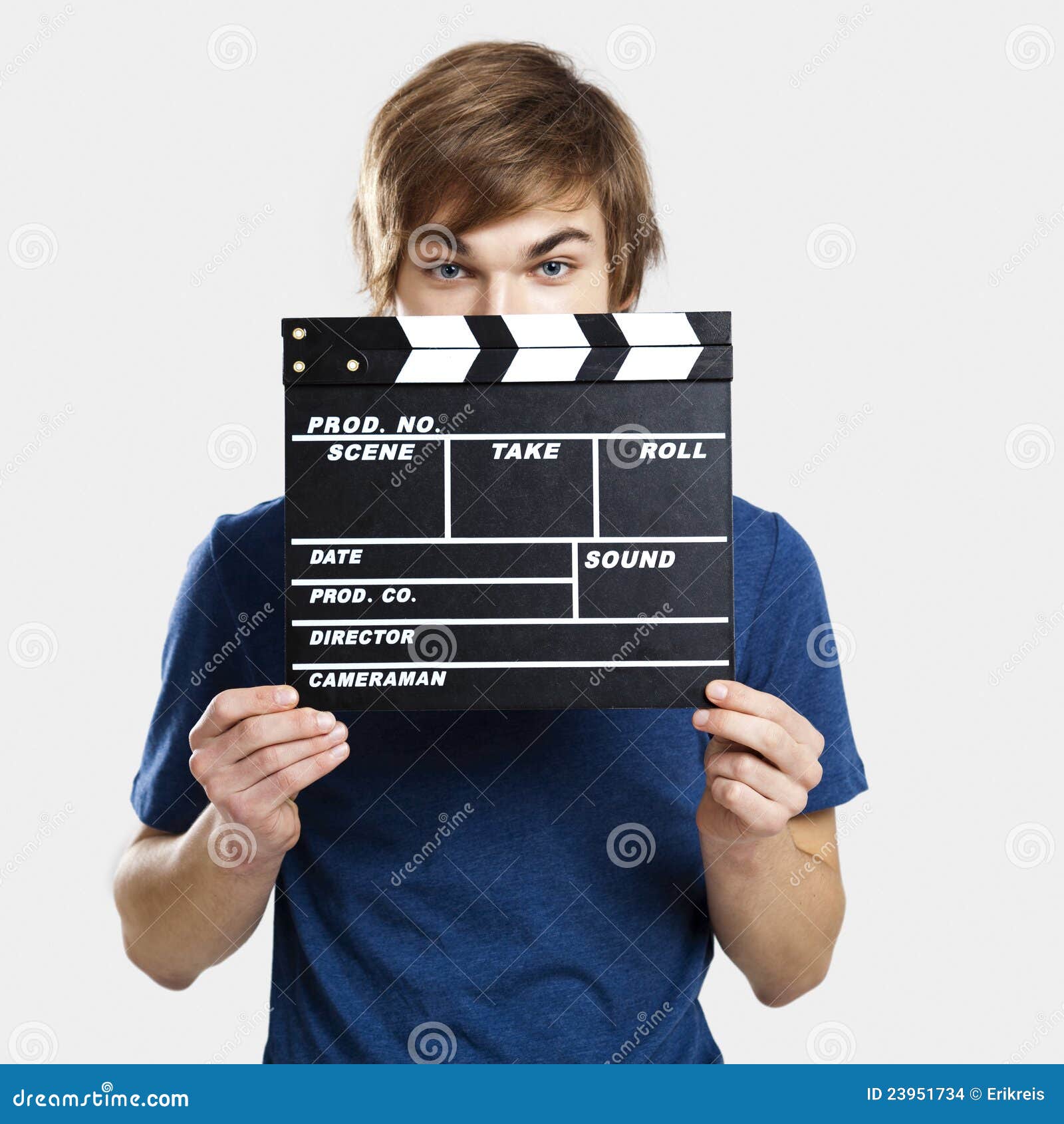 Uppvisning av en clapboard. Stående av en ung man som kikar bak en clapboard, över en grå bakgrund