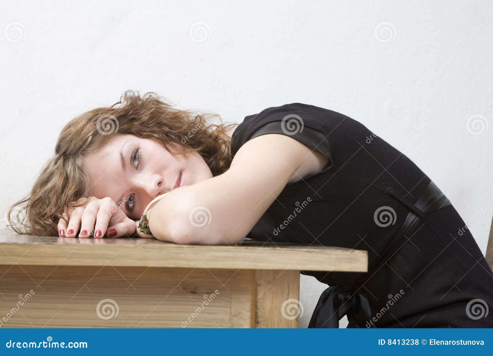 Лежать на затылке. Девушка лежит на столе головой. Человек лежит на столе. Девушка положила голову на стол. Головой об стол.