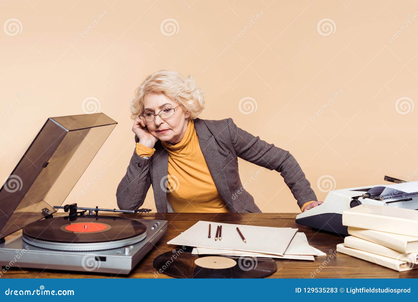 pensionist Undtagelse pludselig Upset Senior Woman Listening Vinyl Record Player Stock Image - Image of  caucasian, elderly: 129535283