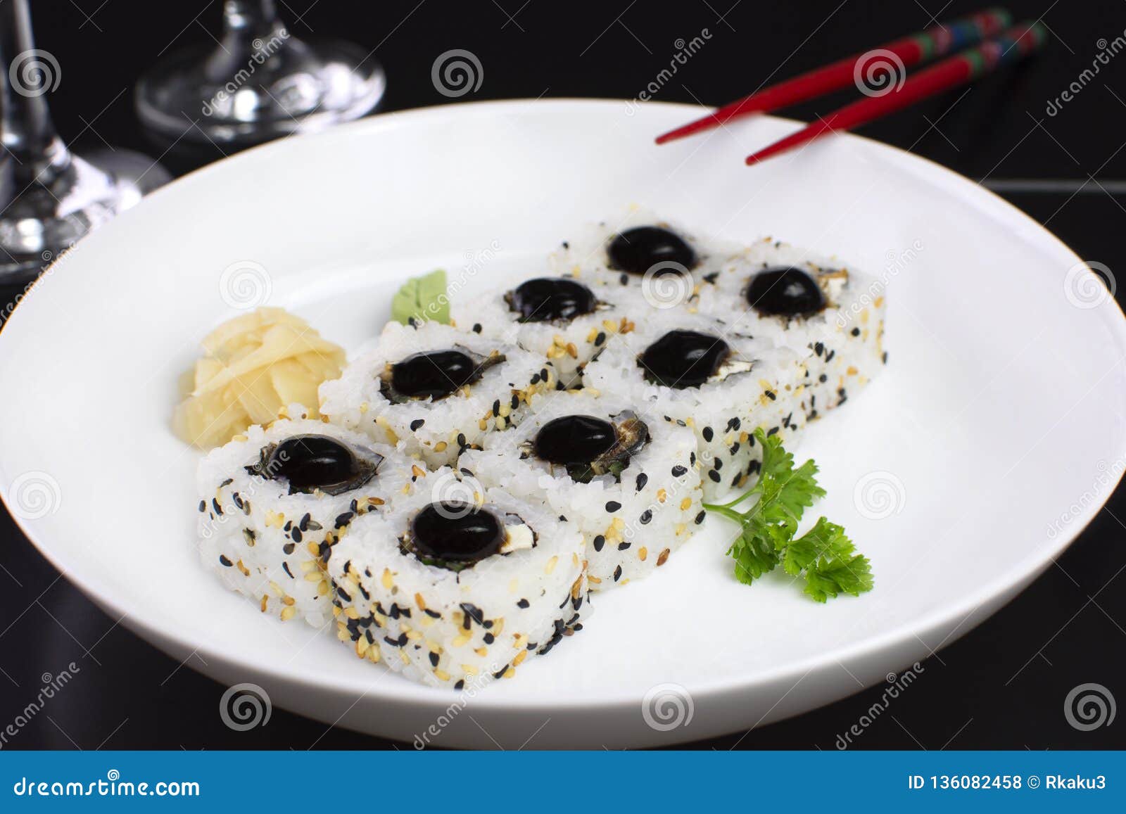 uramaki skin in a plate on a restaurante table