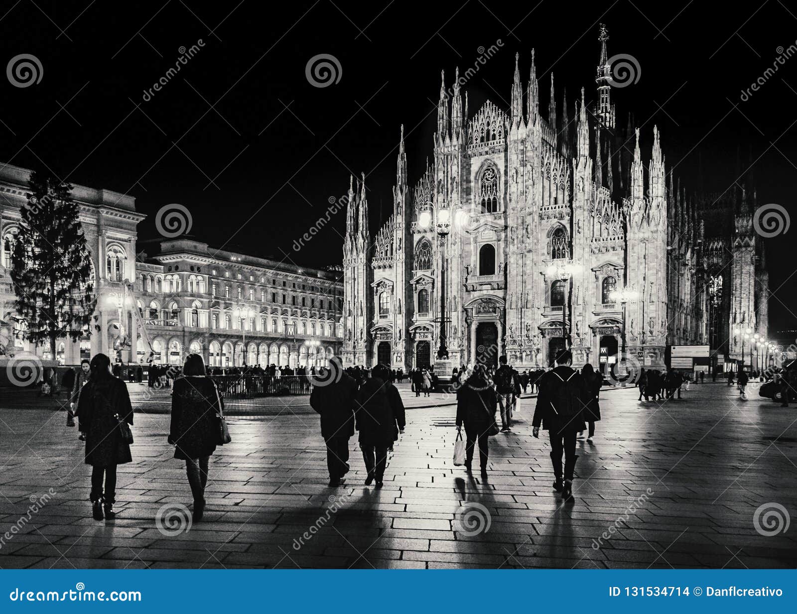 Urban Night Scene at Famous Duomo Piazza of Milan Editorial Stock Image ...