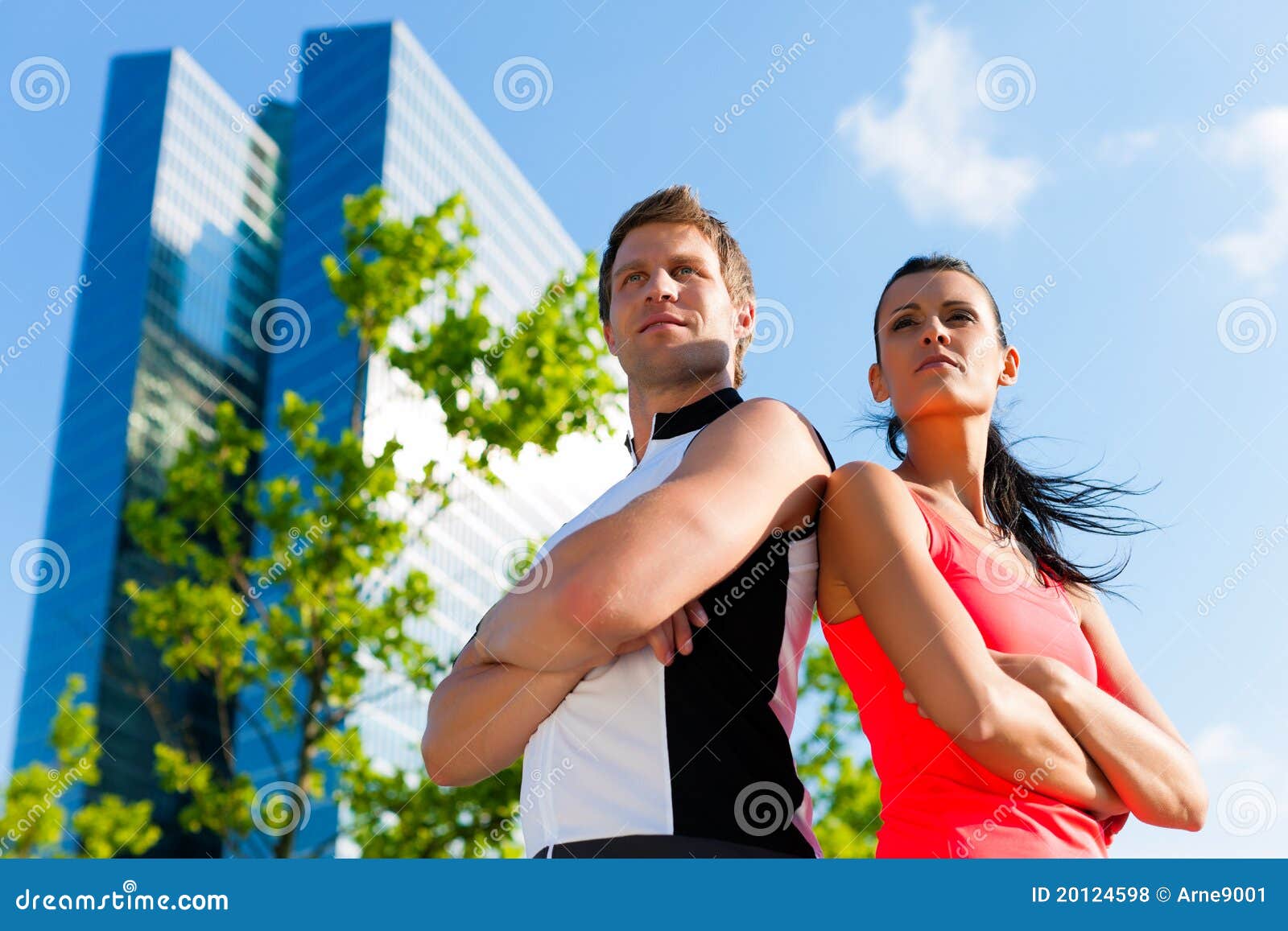 Плечем к плечу. Мужчина и женщина плечом к плечу. Парень и девушка стоят плечом к плечу. Два человека стоят плечом к плечу. Плечом к плечу фото.