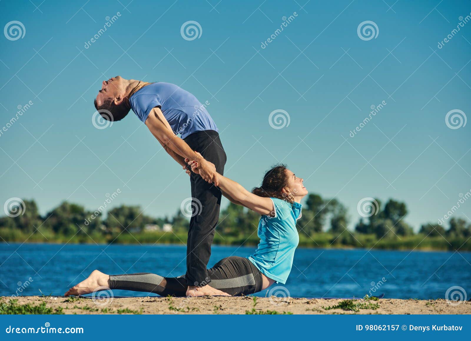 Best Yoga Poses for 2 People Guide By Certified Yoga Trainers - Couple Yoga  Asanas Pose Challenge Postures