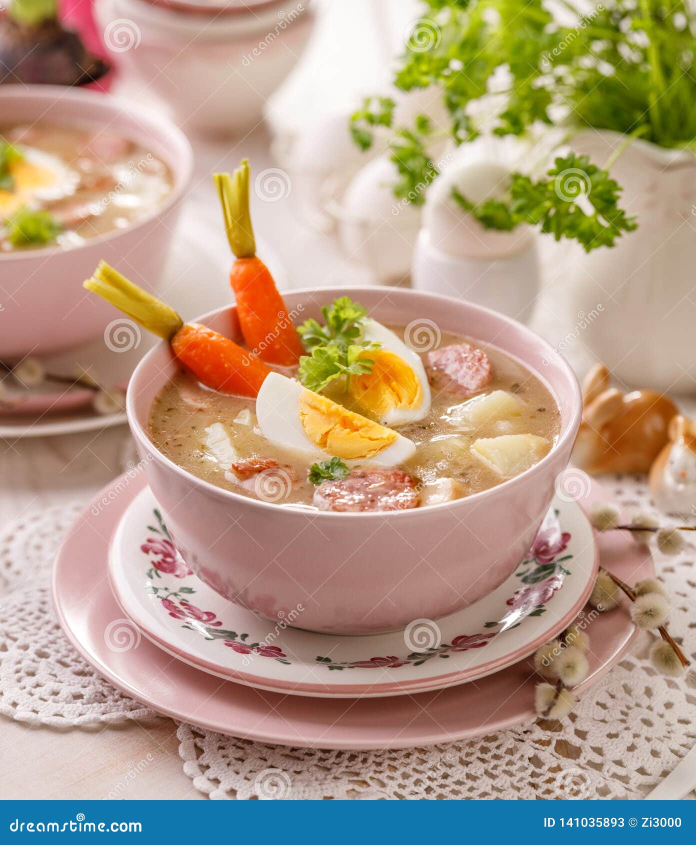 Urek Da Sopa O A Acido Sopa Polonesa Da Pascoa Com A Adicao De Salsicha Ovo Cozido Duro E Vegetais Em Uma Bacia Ceramica Imagem De Stock Imagem De Borscht Placa